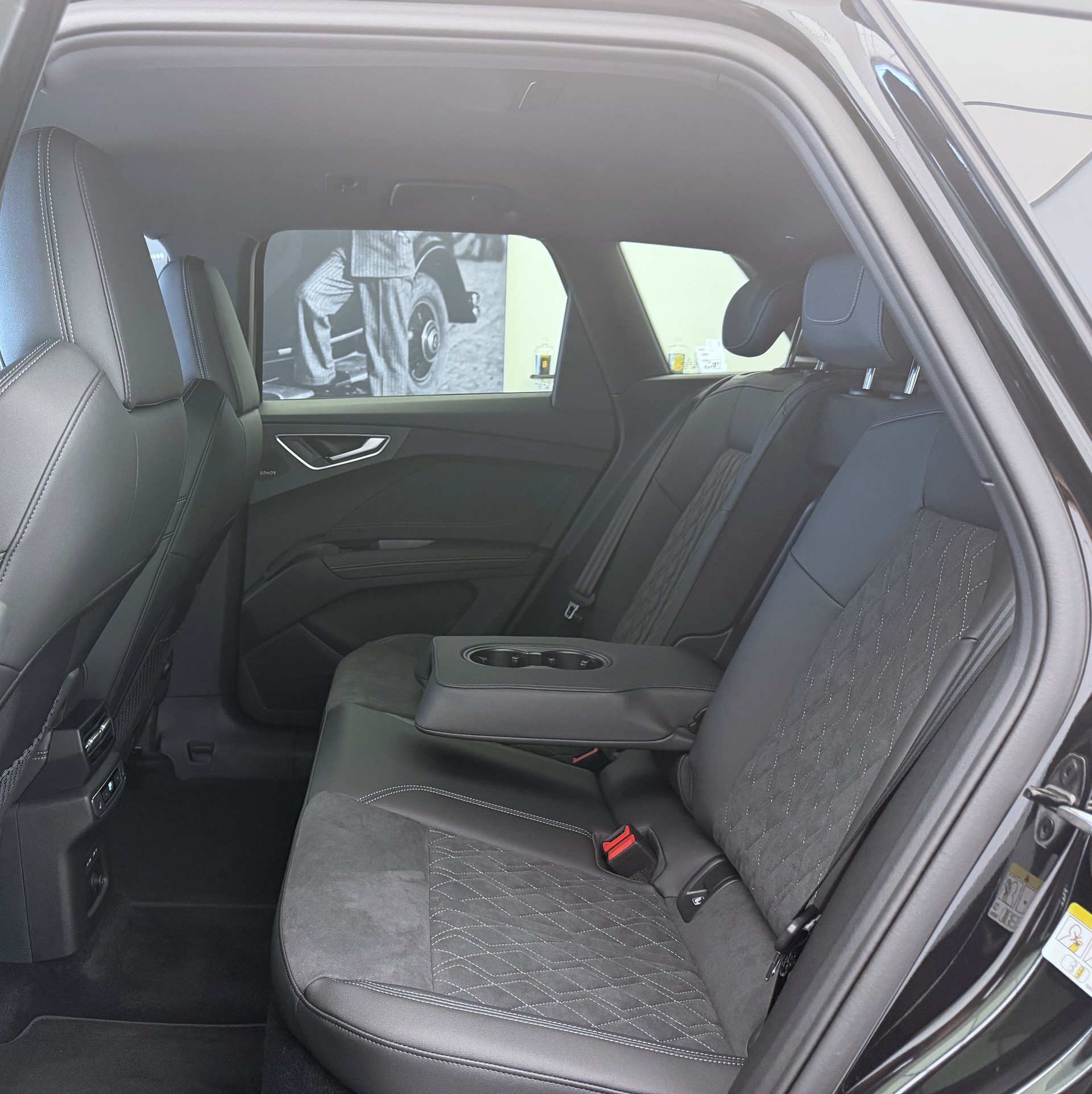 AUDI Q4 e-tron SUV quattro performance Swiss Ski-image-20