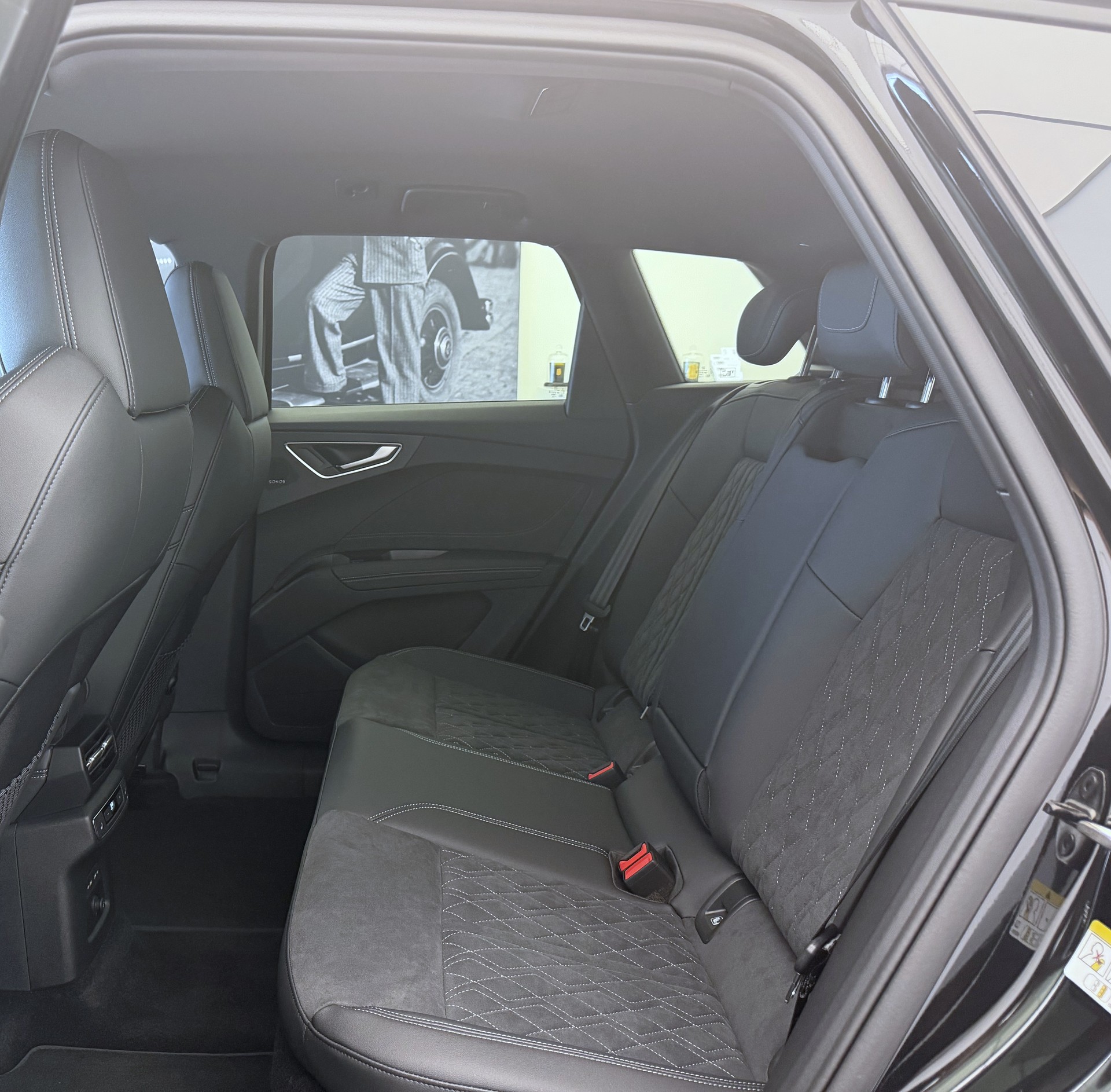 AUDI Q4 e-tron SUV quattro performance Swiss Ski-image-19