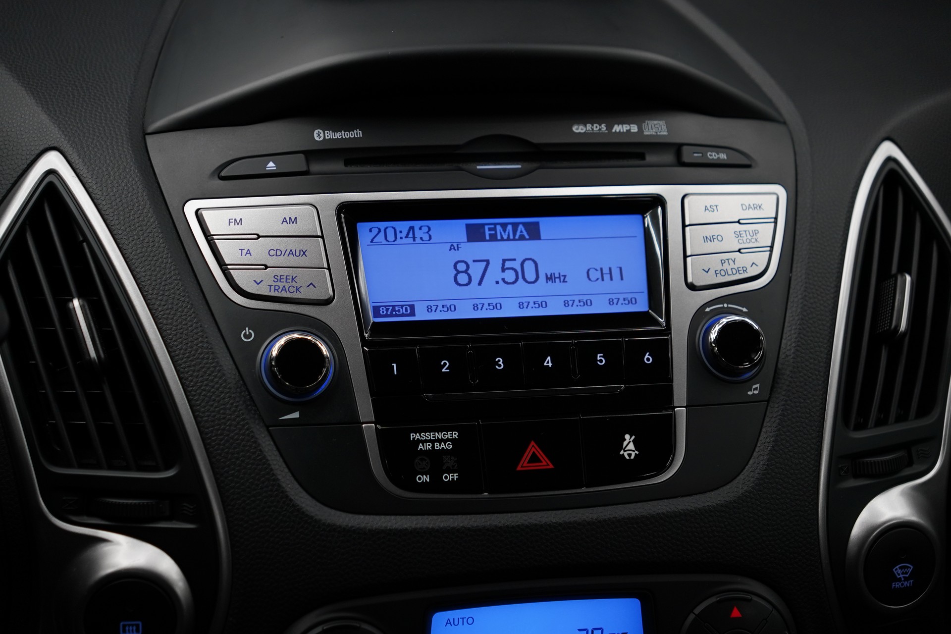 HYUNDAI iX 35 2.0 Style 4WD Automatic-image-25