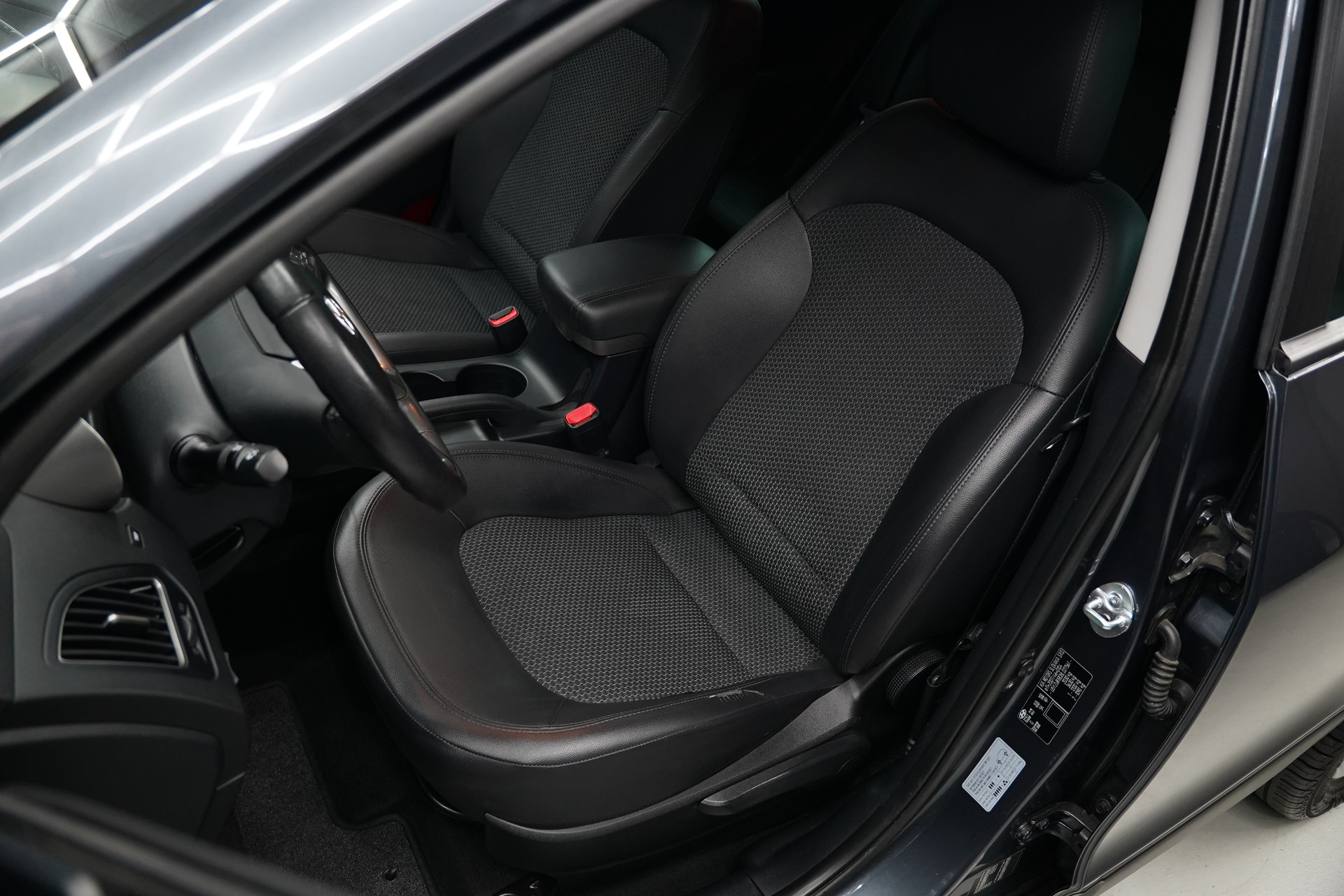 HYUNDAI iX 35 2.0 Style 4WD Automatic-image-17