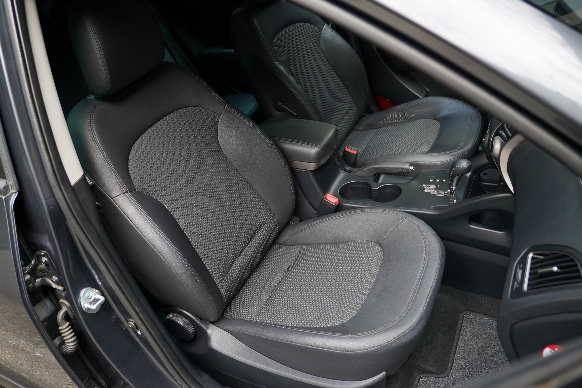 HYUNDAI iX 35 2.0 Style 4WD Automatic-image-16