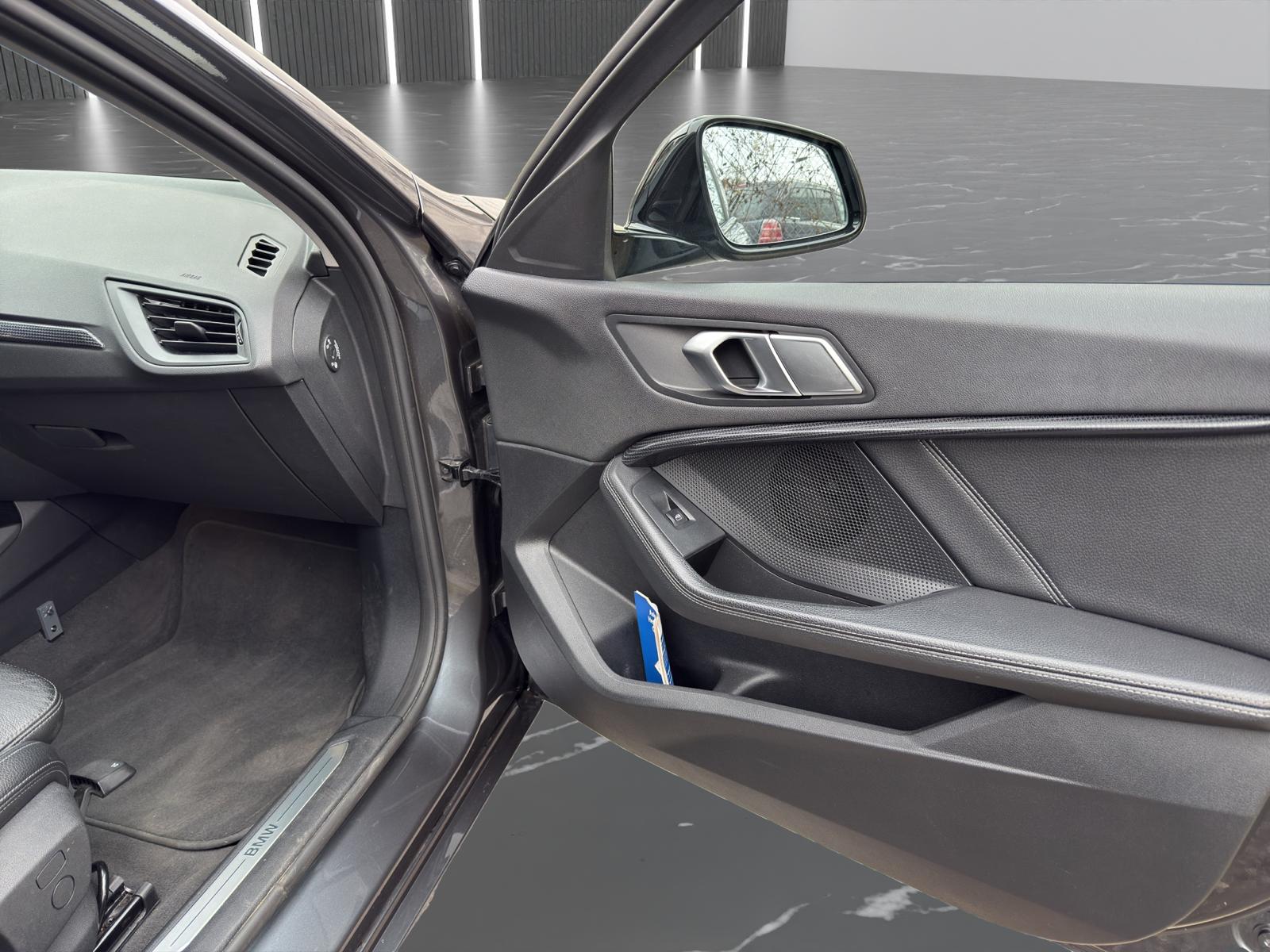 BMW 118i-image-15