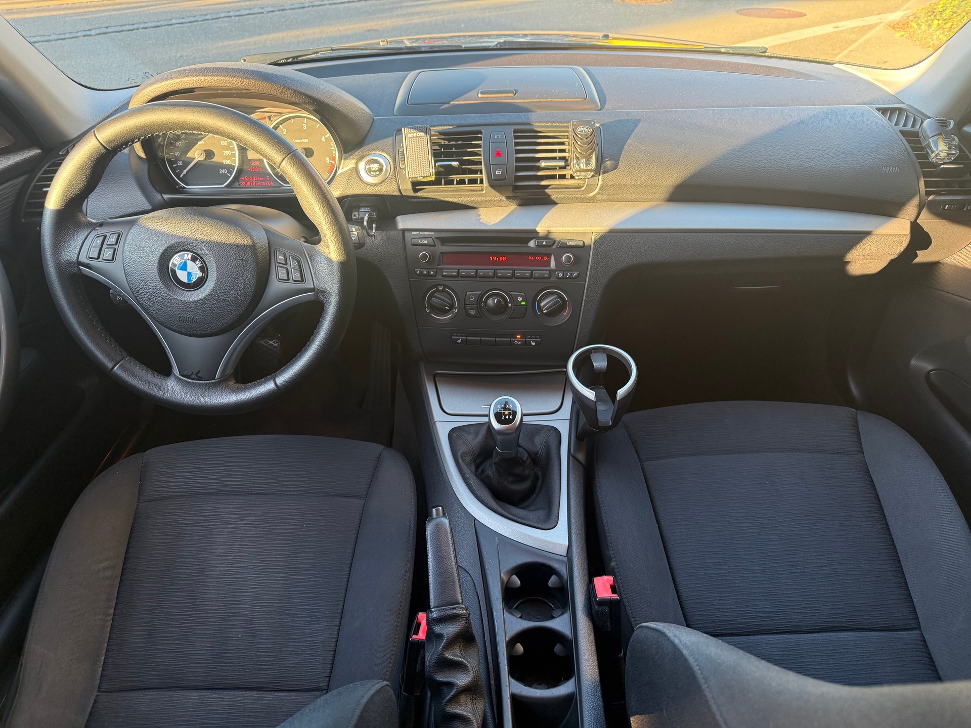BMW 118d-image-1