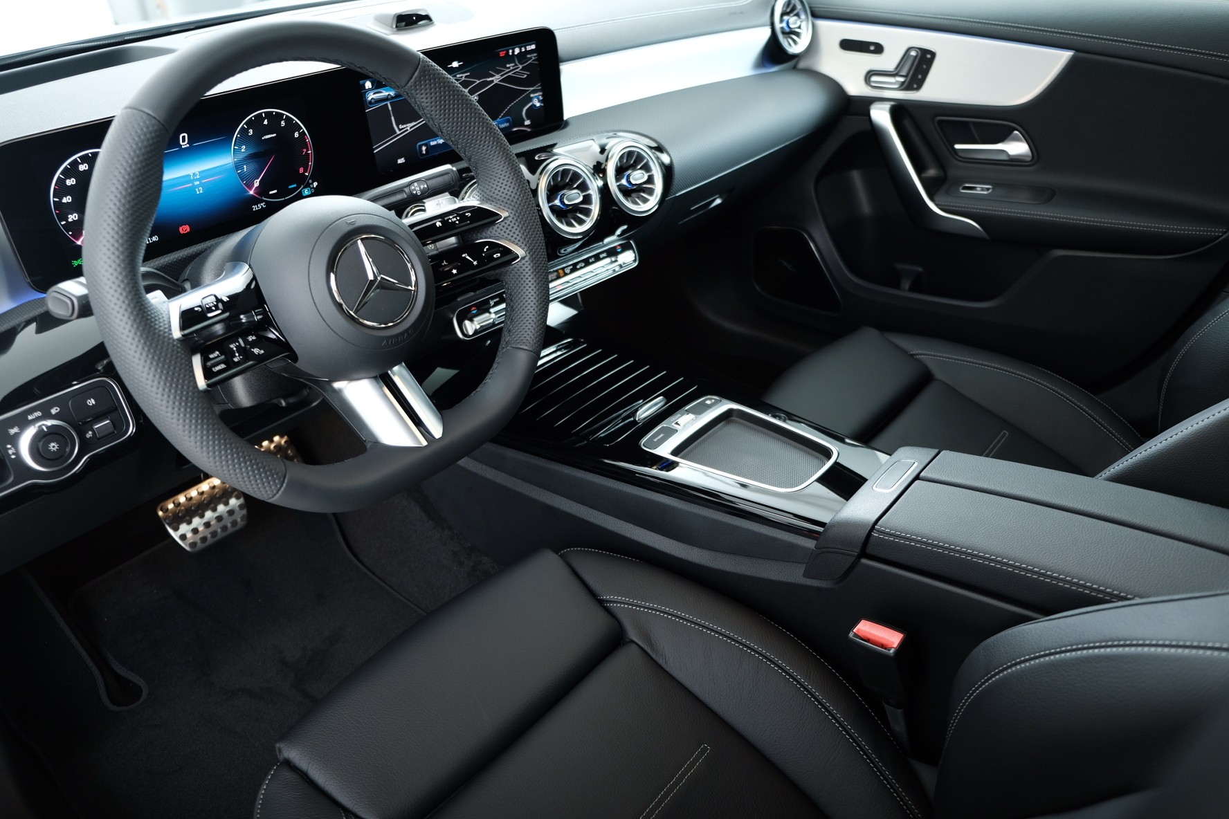 MERCEDES-BENZ A 250 AMG Line 4m W177-image-8
