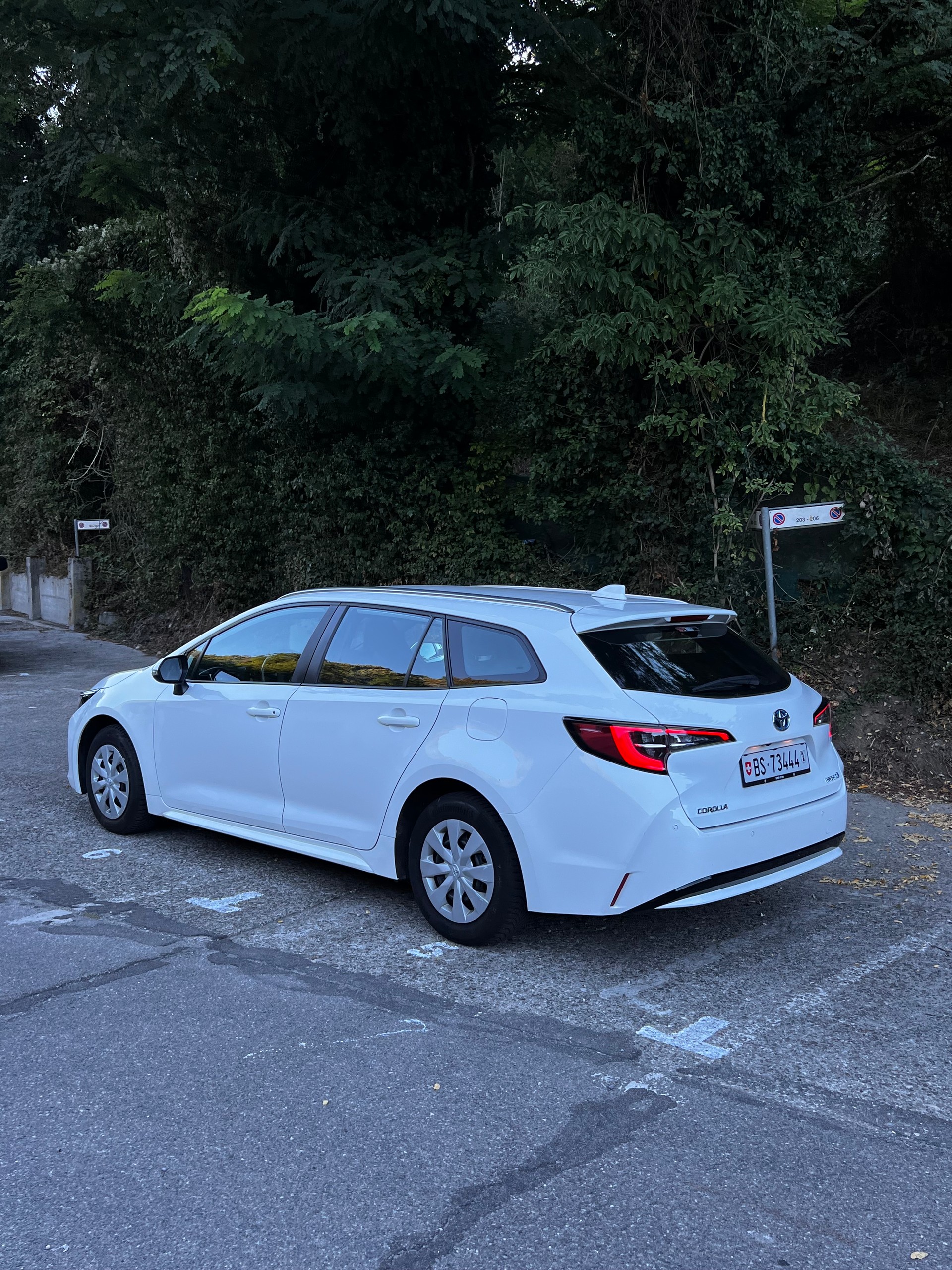 TOYOTA 1.8 HSD Trend-image-1