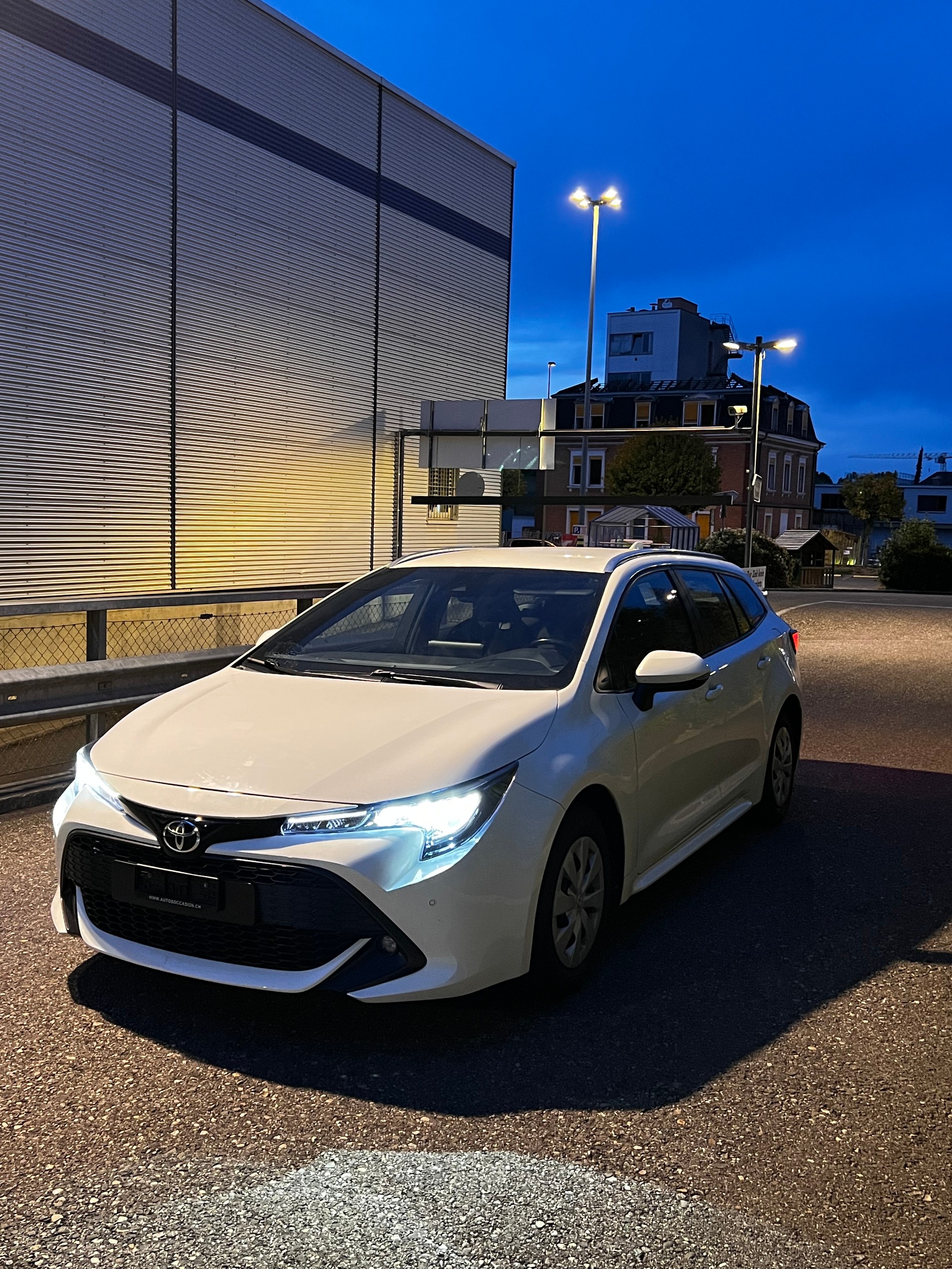 TOYOTA Corolla Touring Sports 1.8 HSD e-CVT-image-1