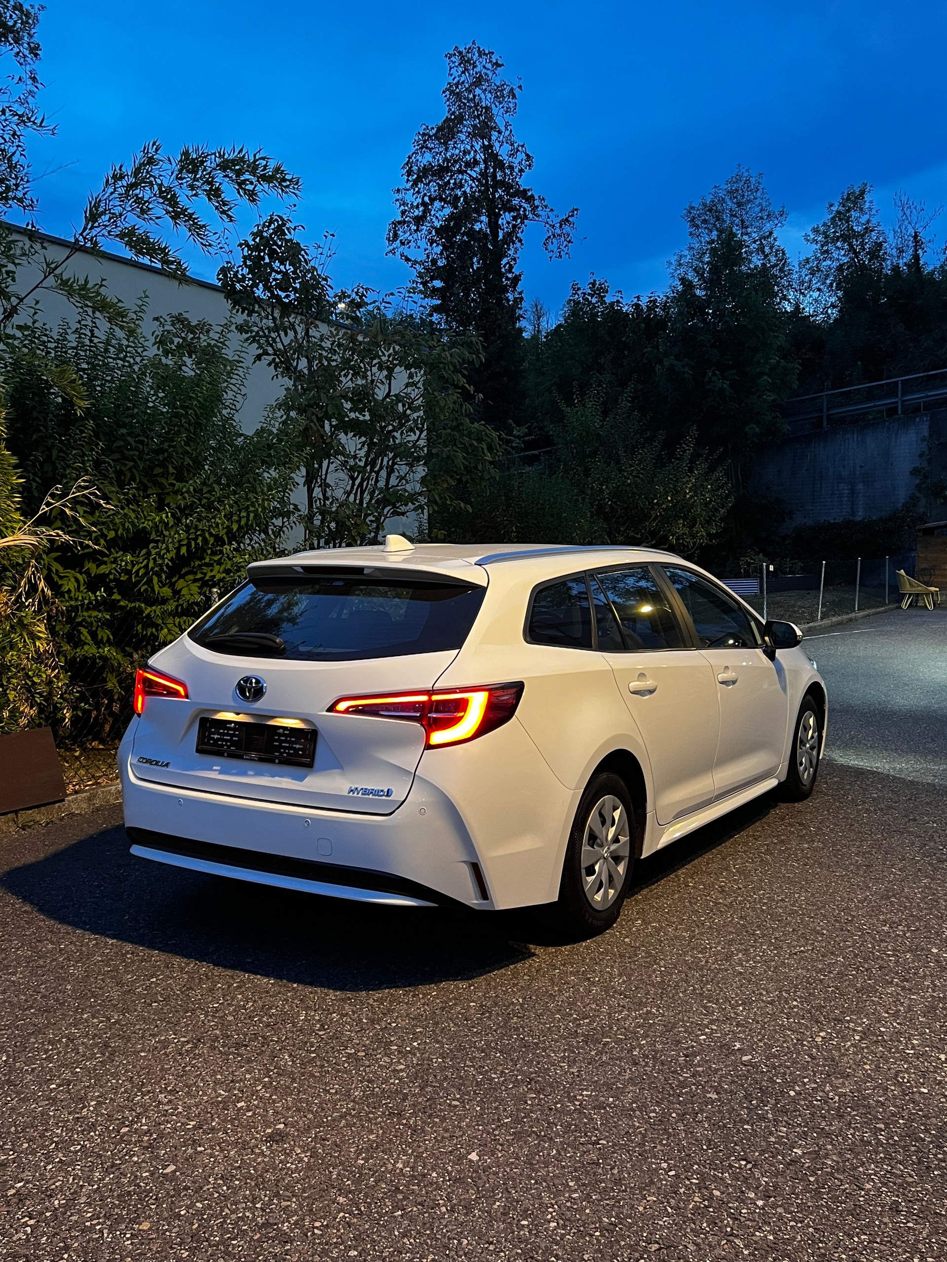 TOYOTA Corolla Touring Sports 1.8 HSD e-CVT-image-3