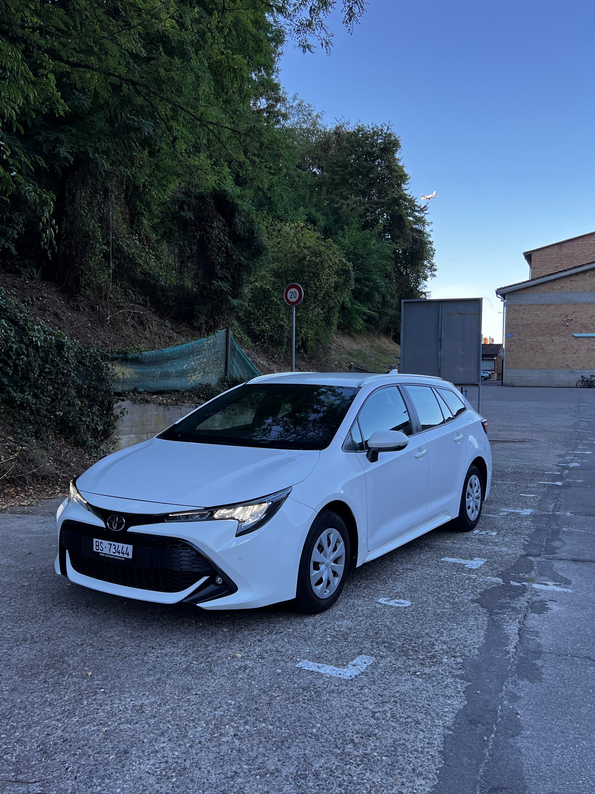 TOYOTA 1.8 HSD Trend-image-0