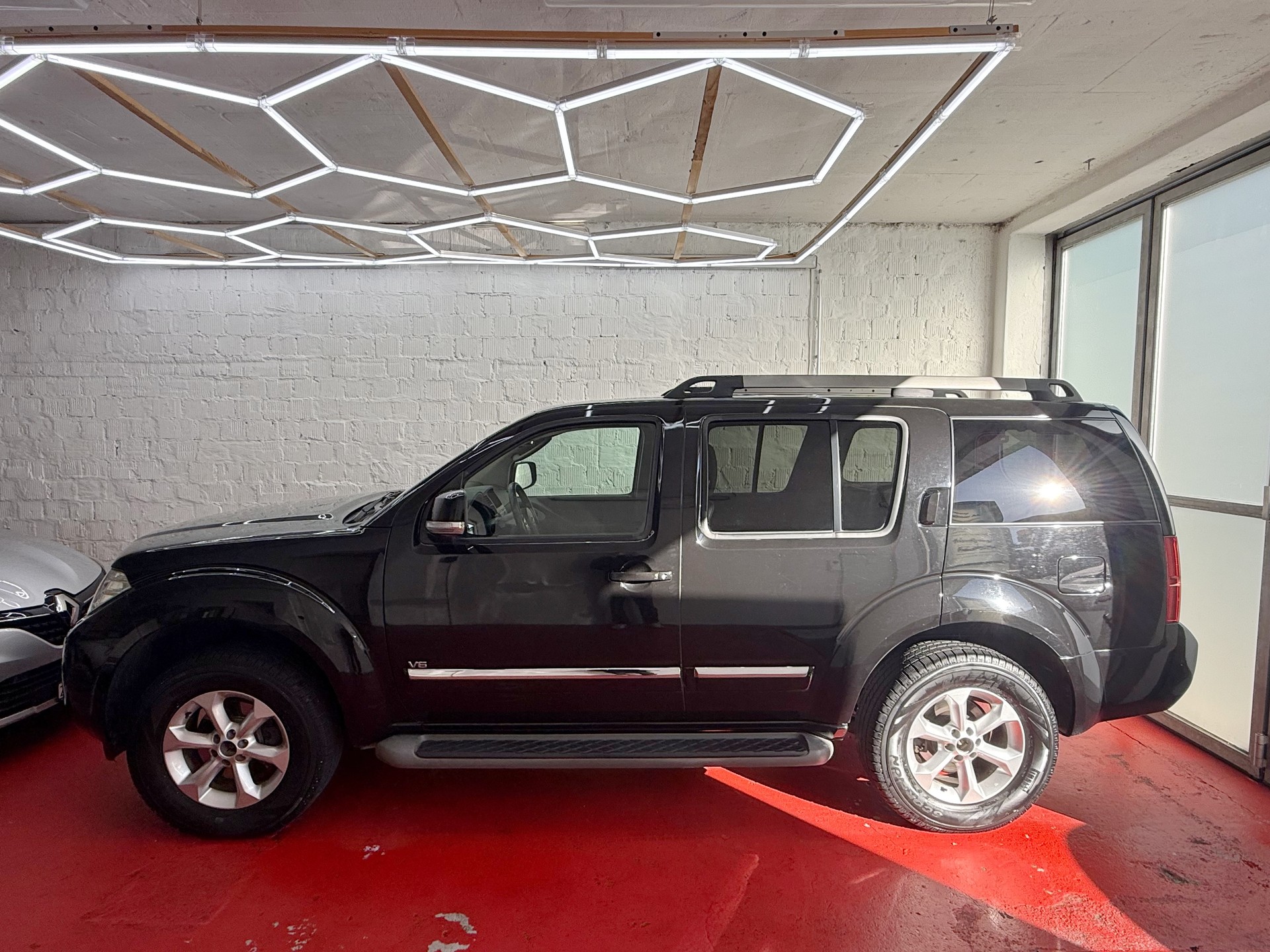 NISSAN Pathfinder 3.0 dCi LE Automatic-image-2