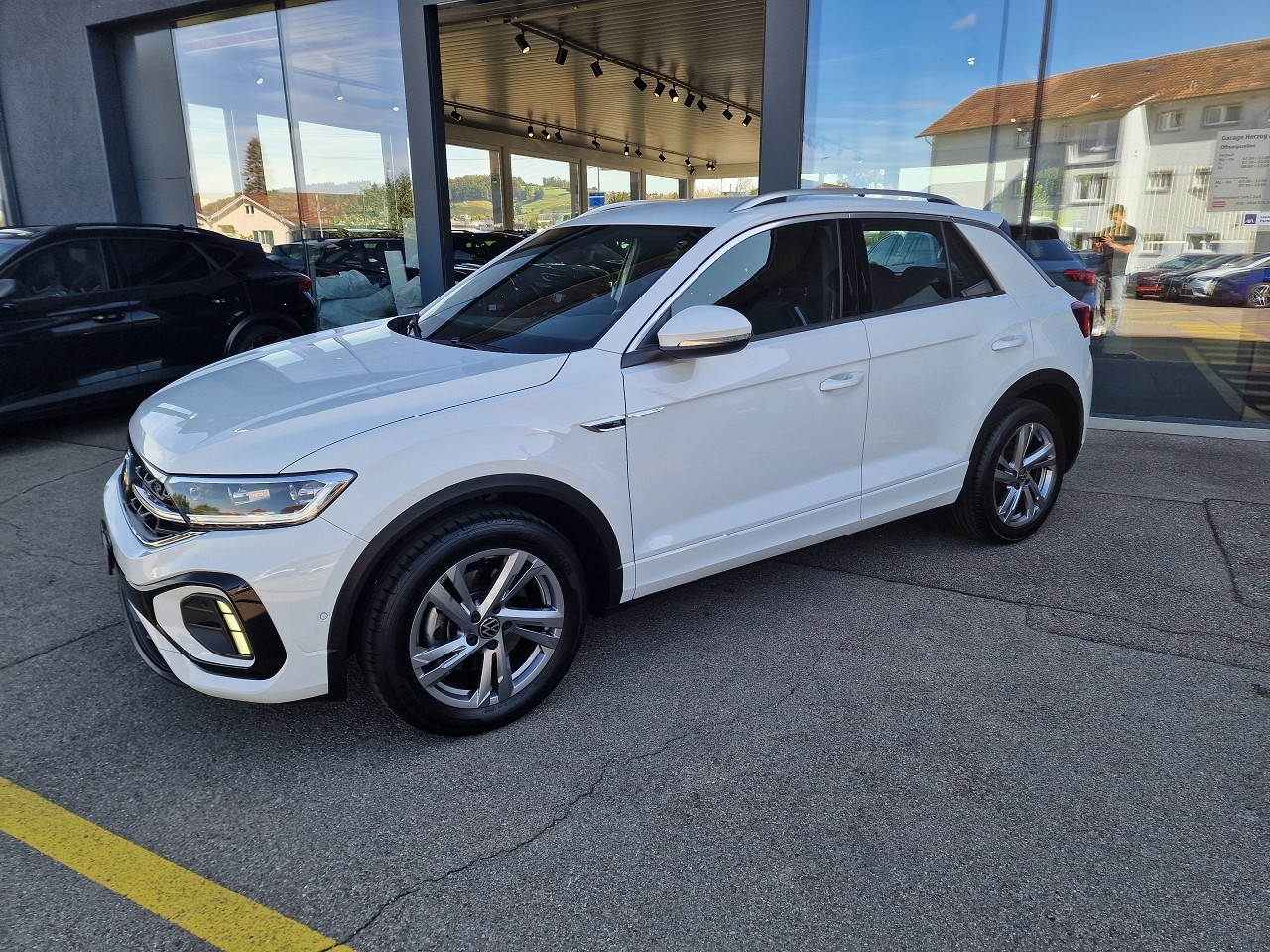 VW T-Roc 2.0 TSI R-Line DSG 4Motion-image-1