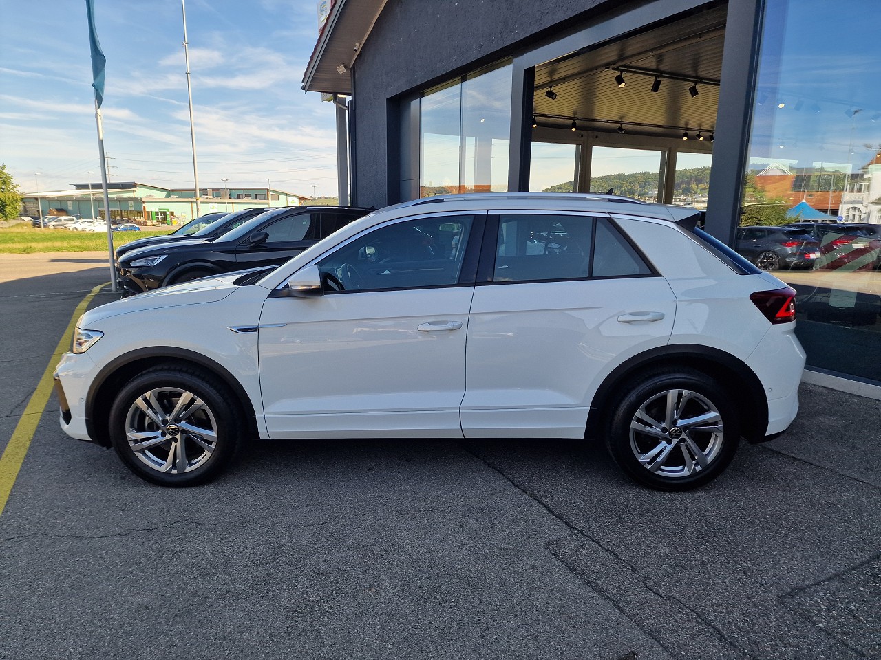 VW T-Roc 2.0 TSI R-Line DSG 4Motion-image-2