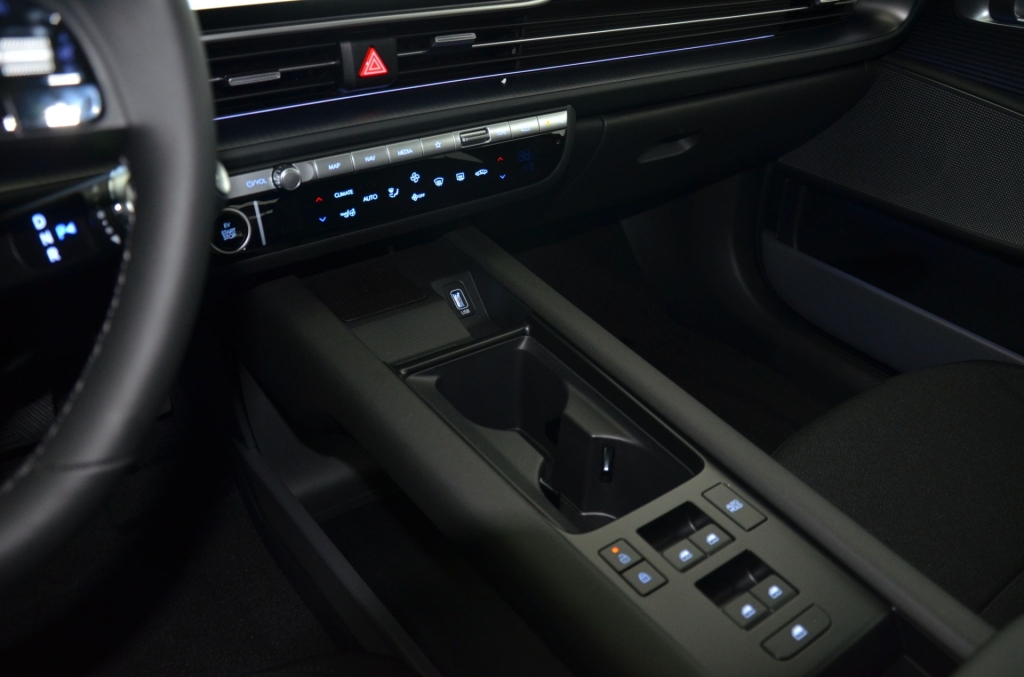 HYUNDAI Ioniq 6 77kWh Plus Line 4WD-image-24