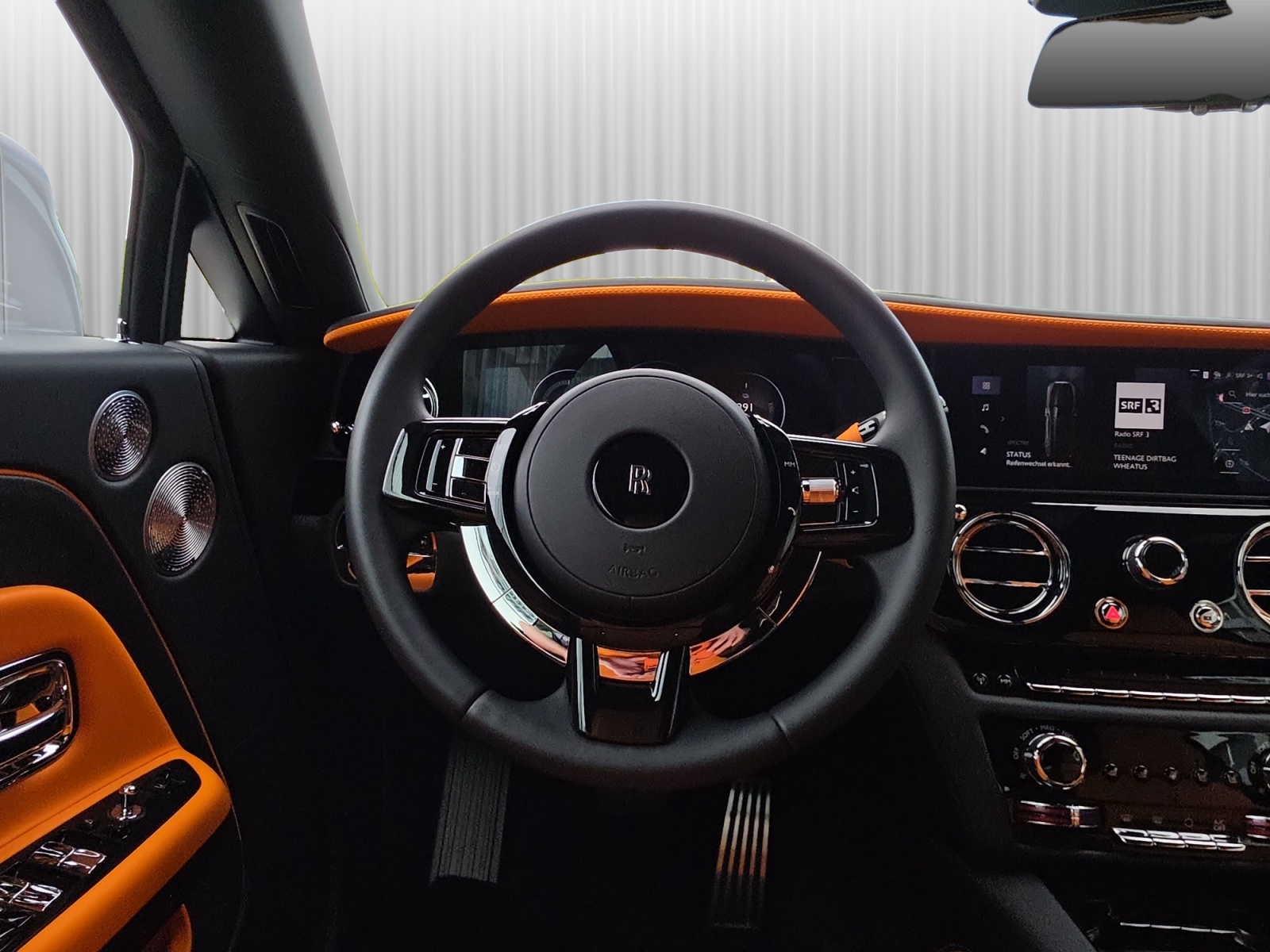 ROLLS-ROYCE Spectre - Silver Badge-image-10
