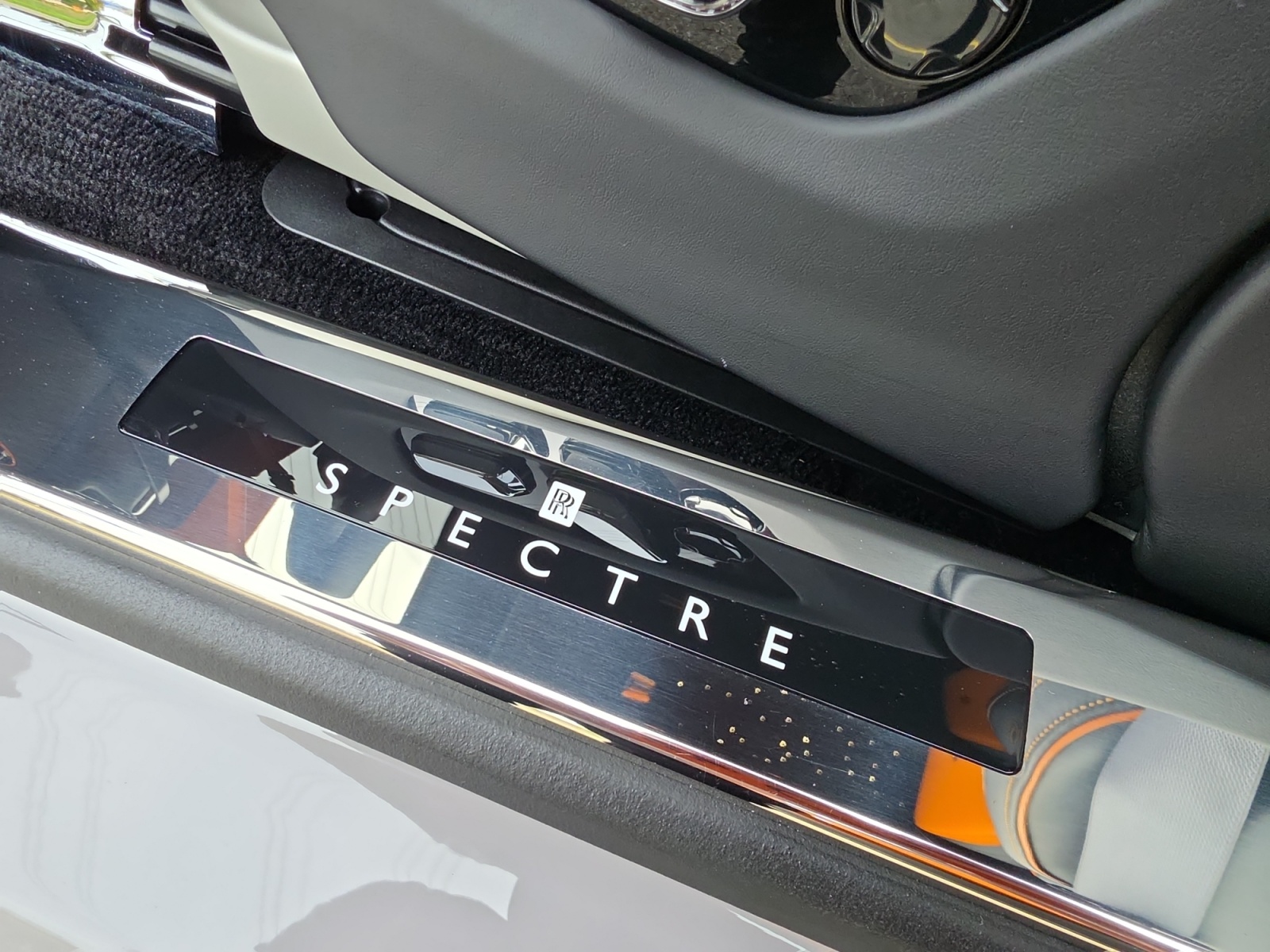 ROLLS-ROYCE Spectre - Silver Badge-image-18