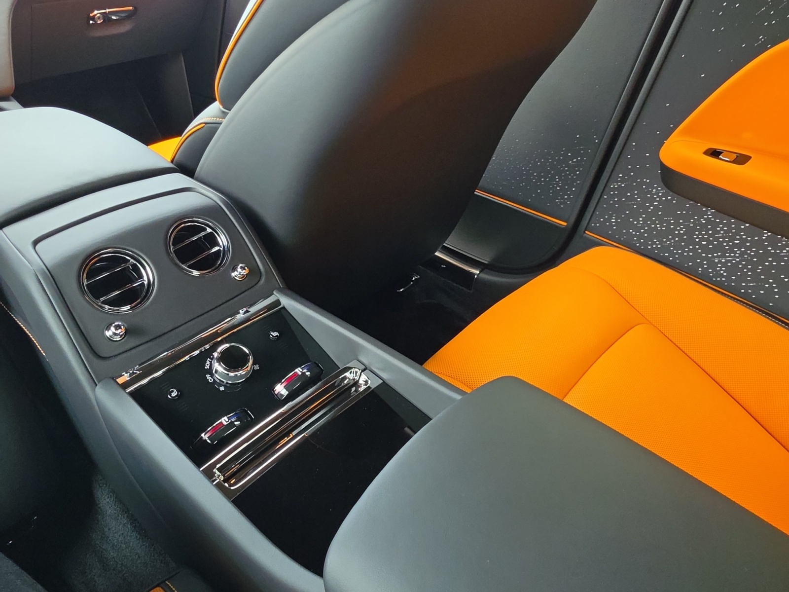 ROLLS-ROYCE Spectre - Silver Badge-image-14