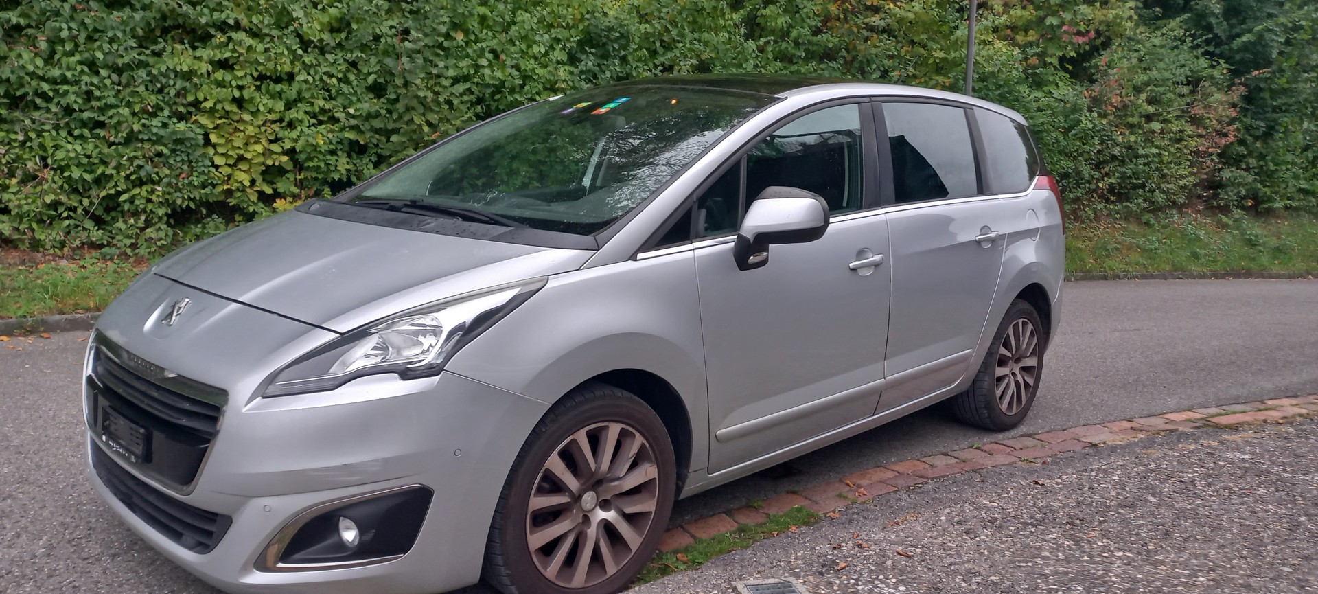 PEUGEOT 5008 2.0 HDI Allure Tiptronic-image-3
