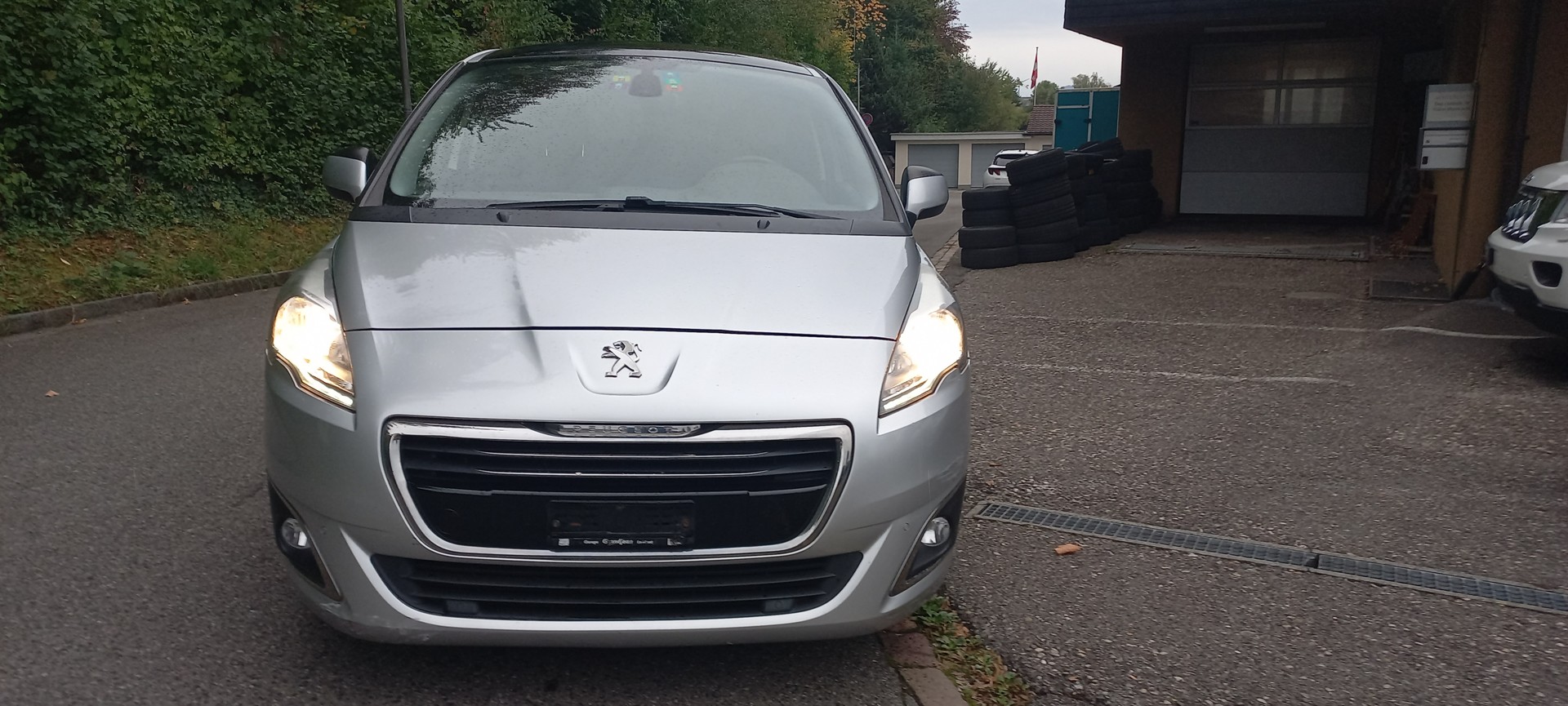 PEUGEOT 5008 2.0 HDI Allure Tiptronic-image-0
