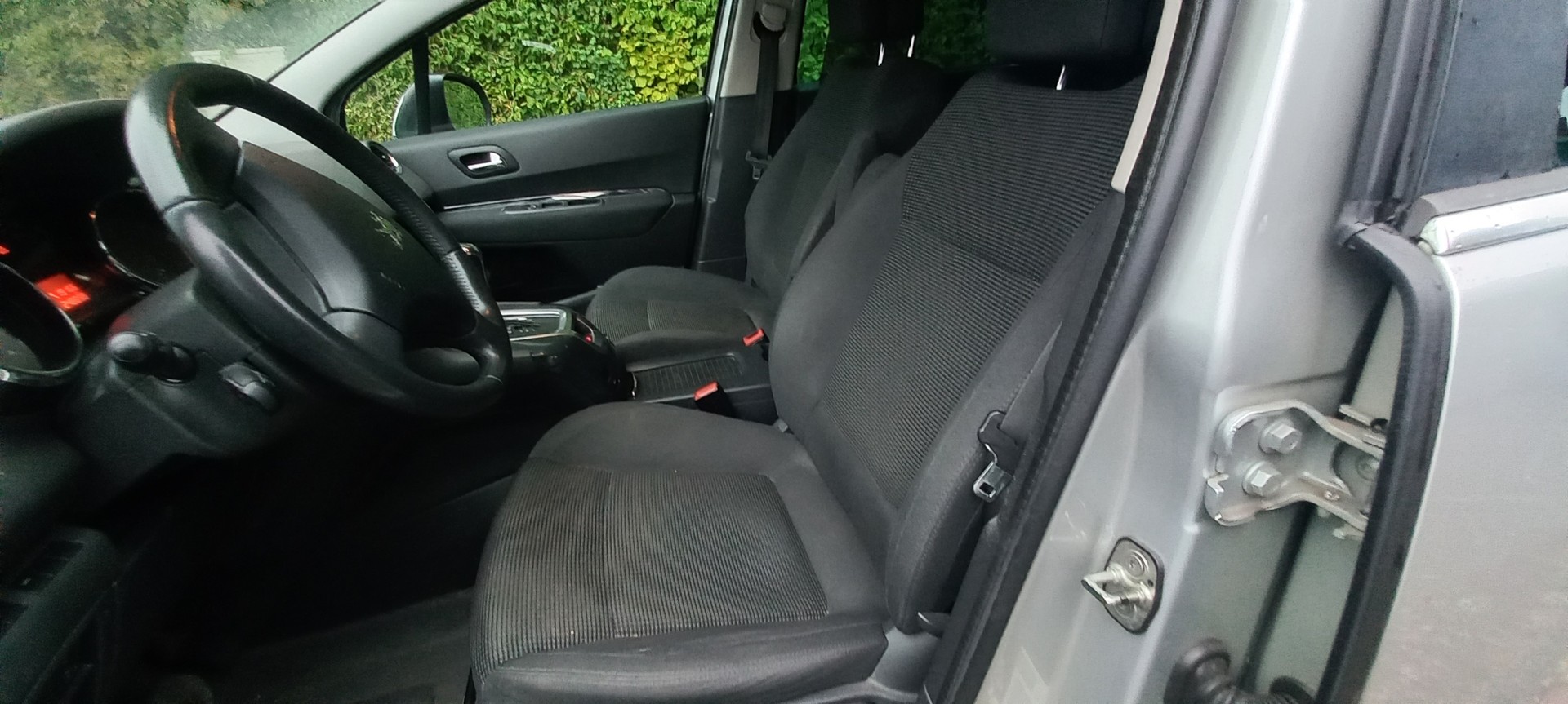 PEUGEOT 5008 2.0 HDI Allure Tiptronic-image-11
