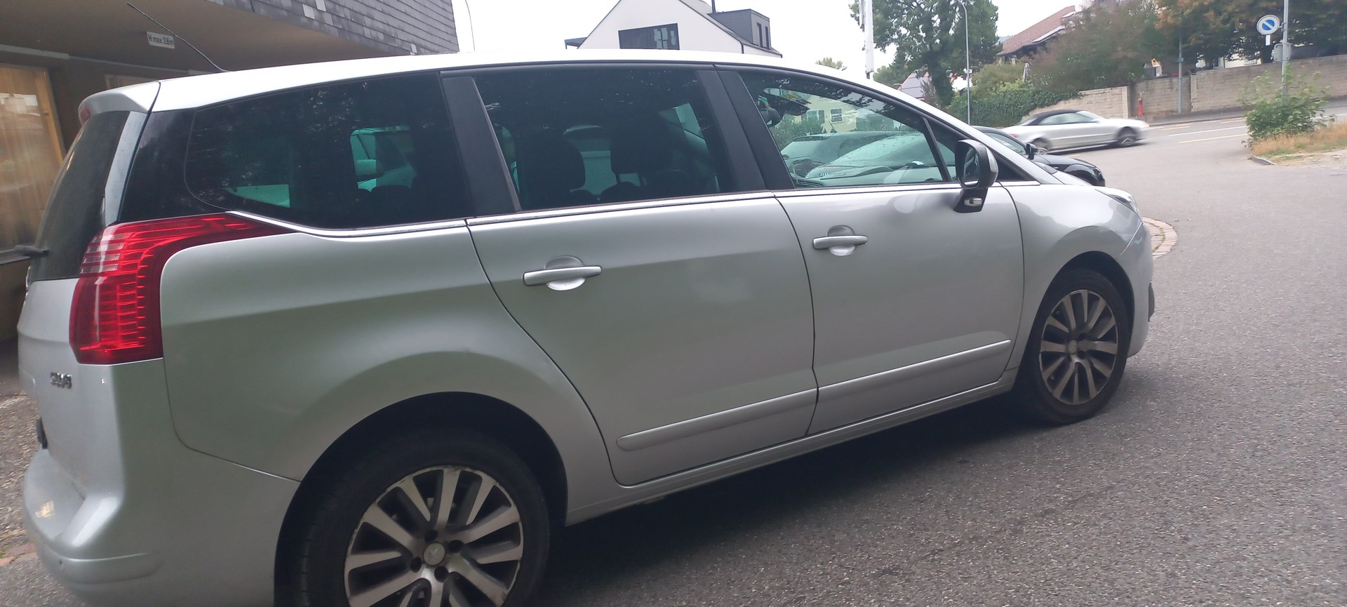 PEUGEOT 5008 2.0 HDI Allure Tiptronic-image-4
