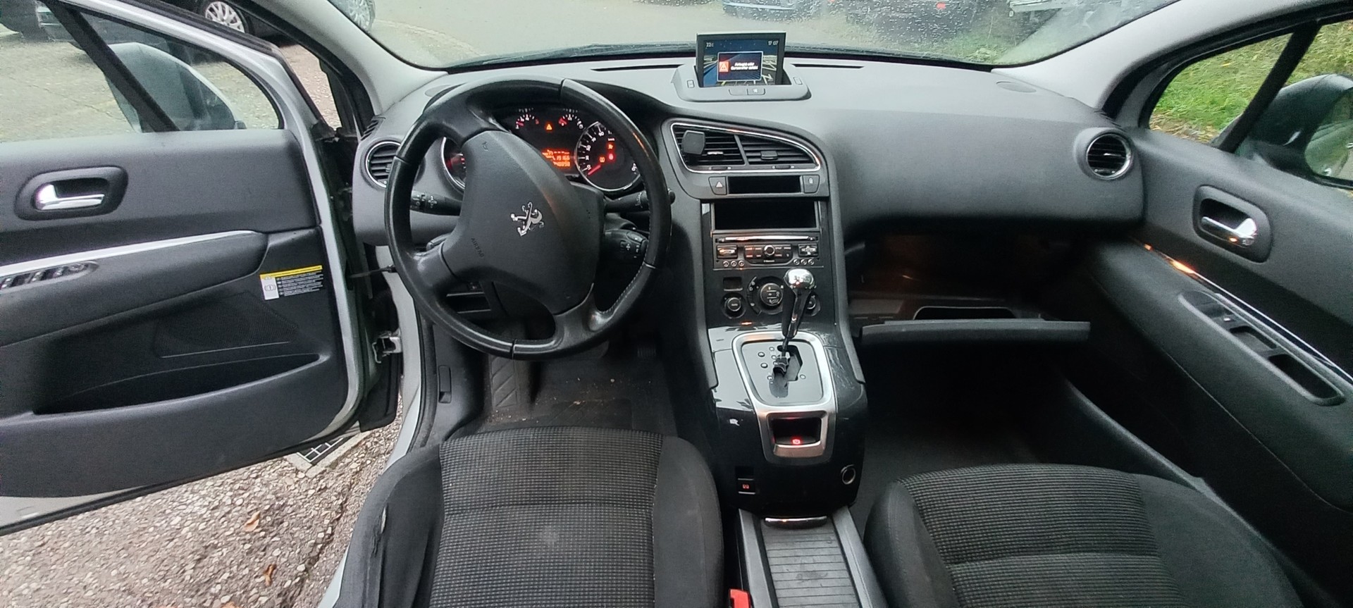 PEUGEOT 5008 2.0 HDI Allure Tiptronic-image-9
