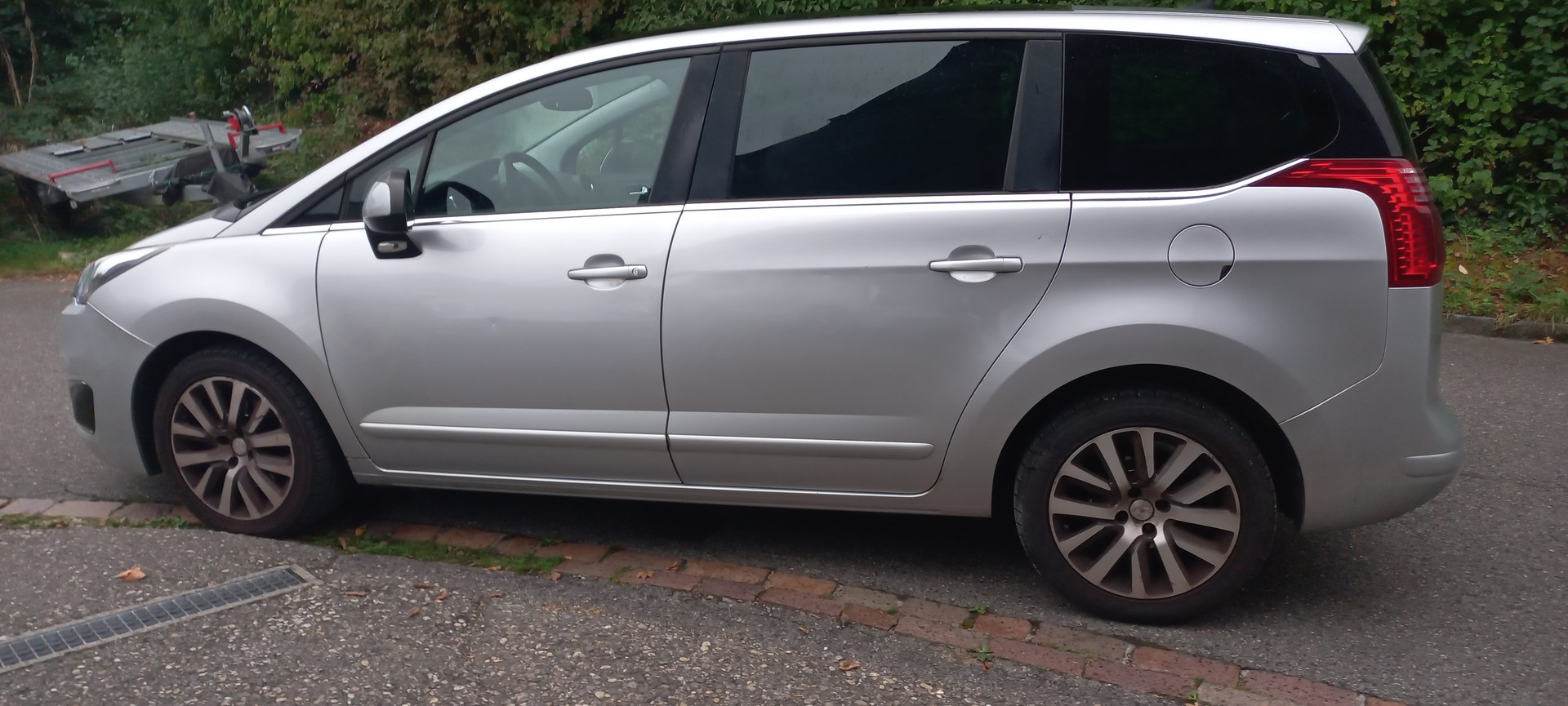 PEUGEOT 5008 2.0 HDI Allure Tiptronic-image-8