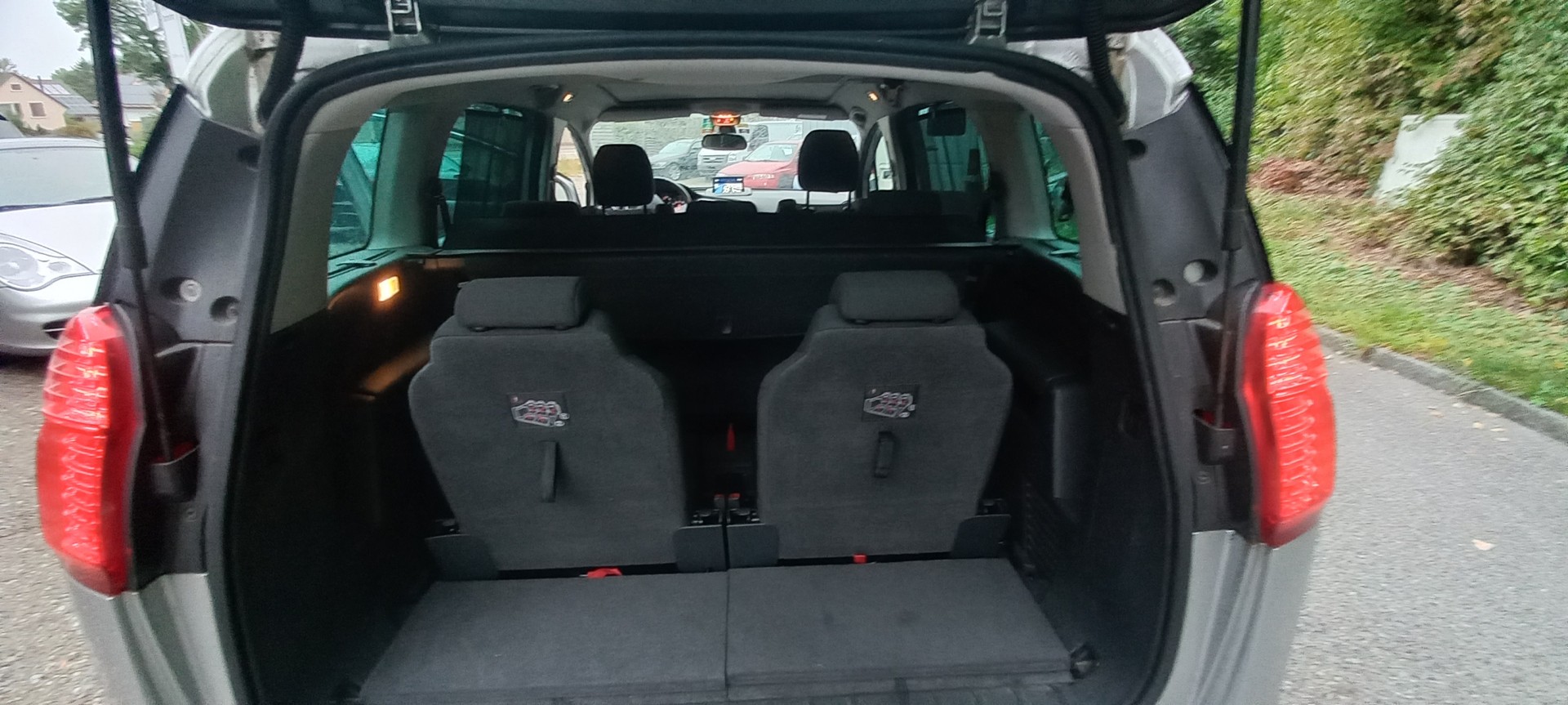 PEUGEOT 5008 2.0 HDI Allure Tiptronic-image-12
