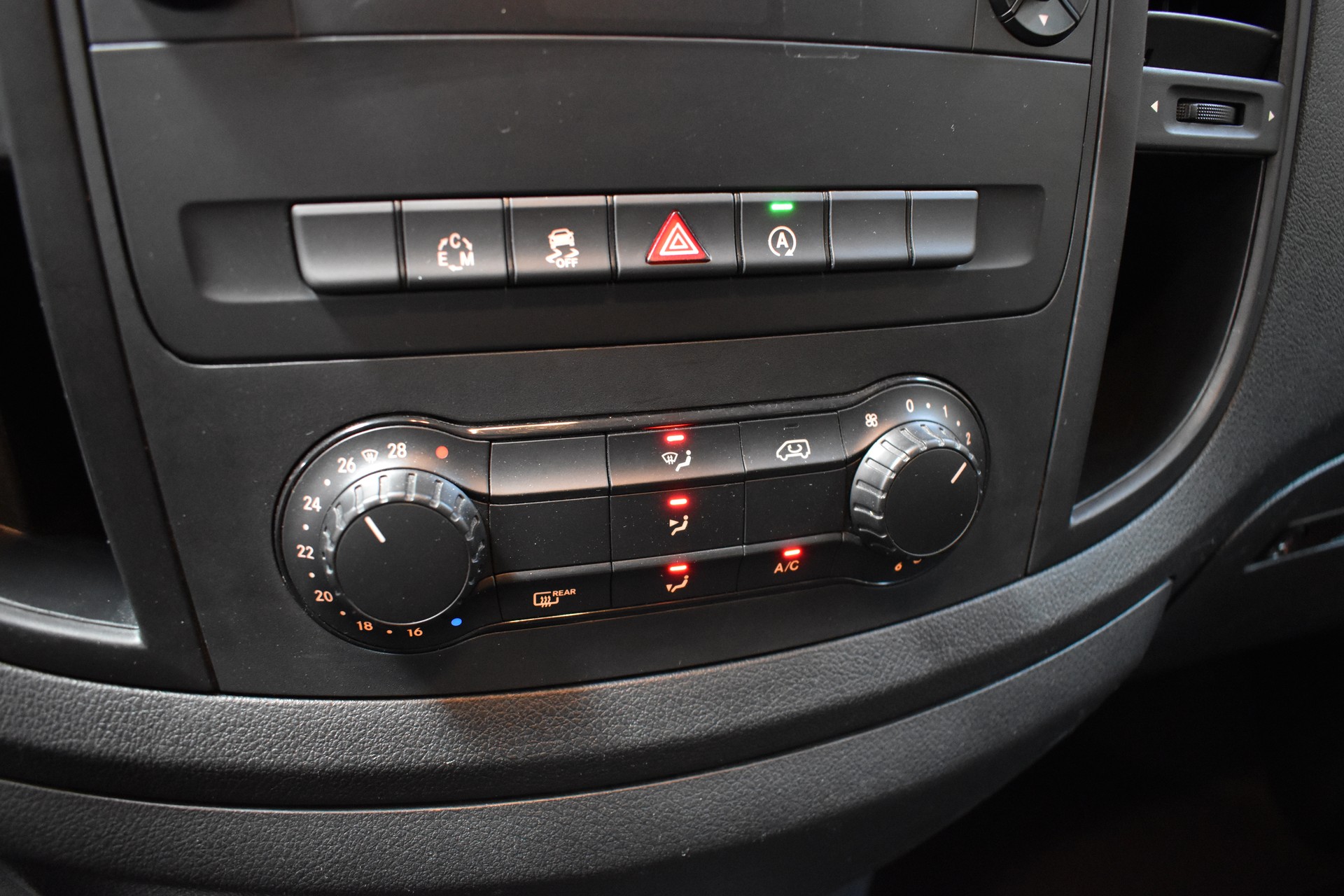 MERCEDES-BENZ Vito 114 BlueTEC L 7G-Tronic Euro 6 ***Nutzlast 950kg***Special_Adventure_Black_Edition***-image-24