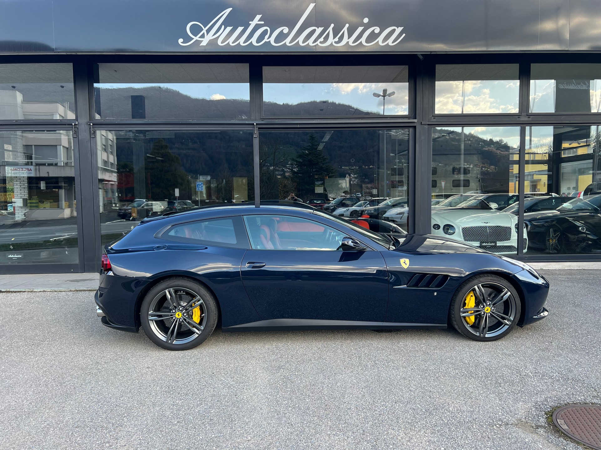 FERRARI GTC 4 Lusso-showroom-element-3
