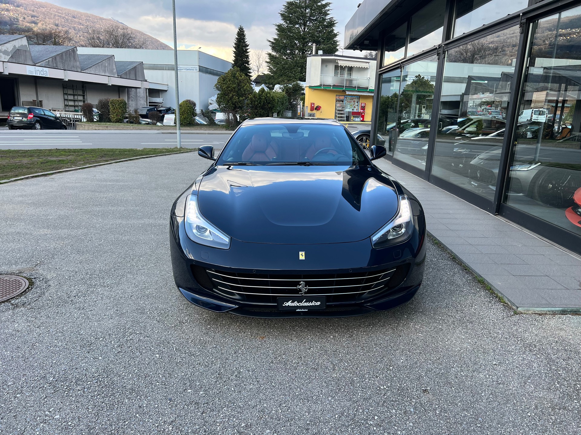 FERRARI GTC 4 Lusso-showroom-element-1