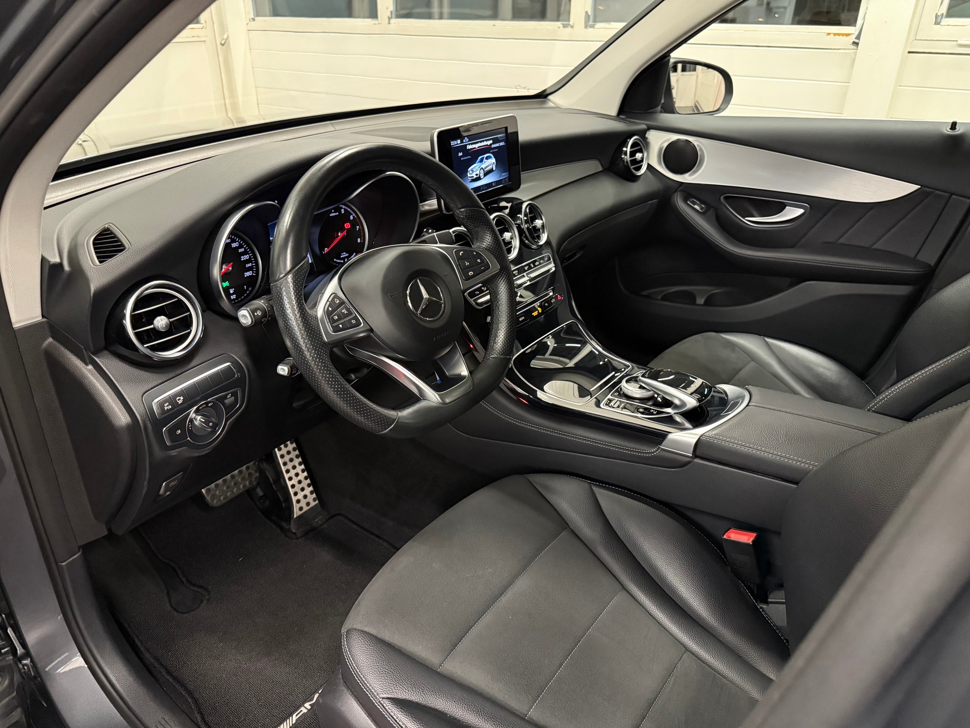 MERCEDES-BENZ GLC 350 e AMG Line 4Matic 7G-Tronic-image-10