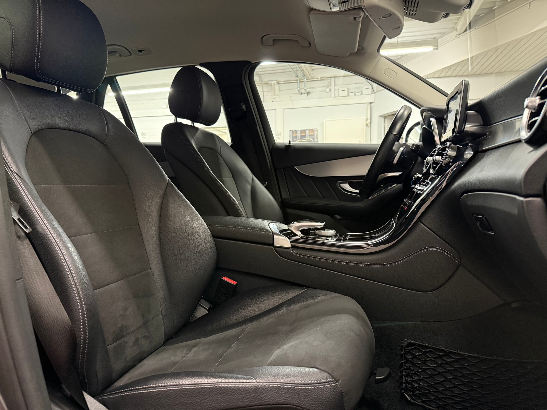 MERCEDES-BENZ GLC 350 e AMG Line 4Matic 7G-Tronic-image-7