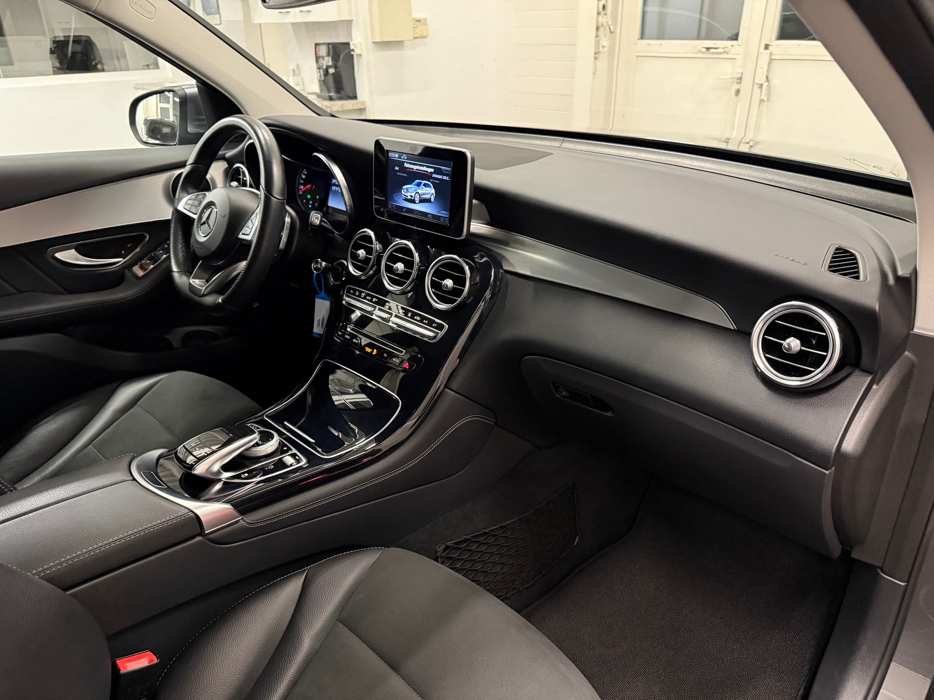 MERCEDES-BENZ GLC 350 e AMG Line 4Matic 7G-Tronic-image-8