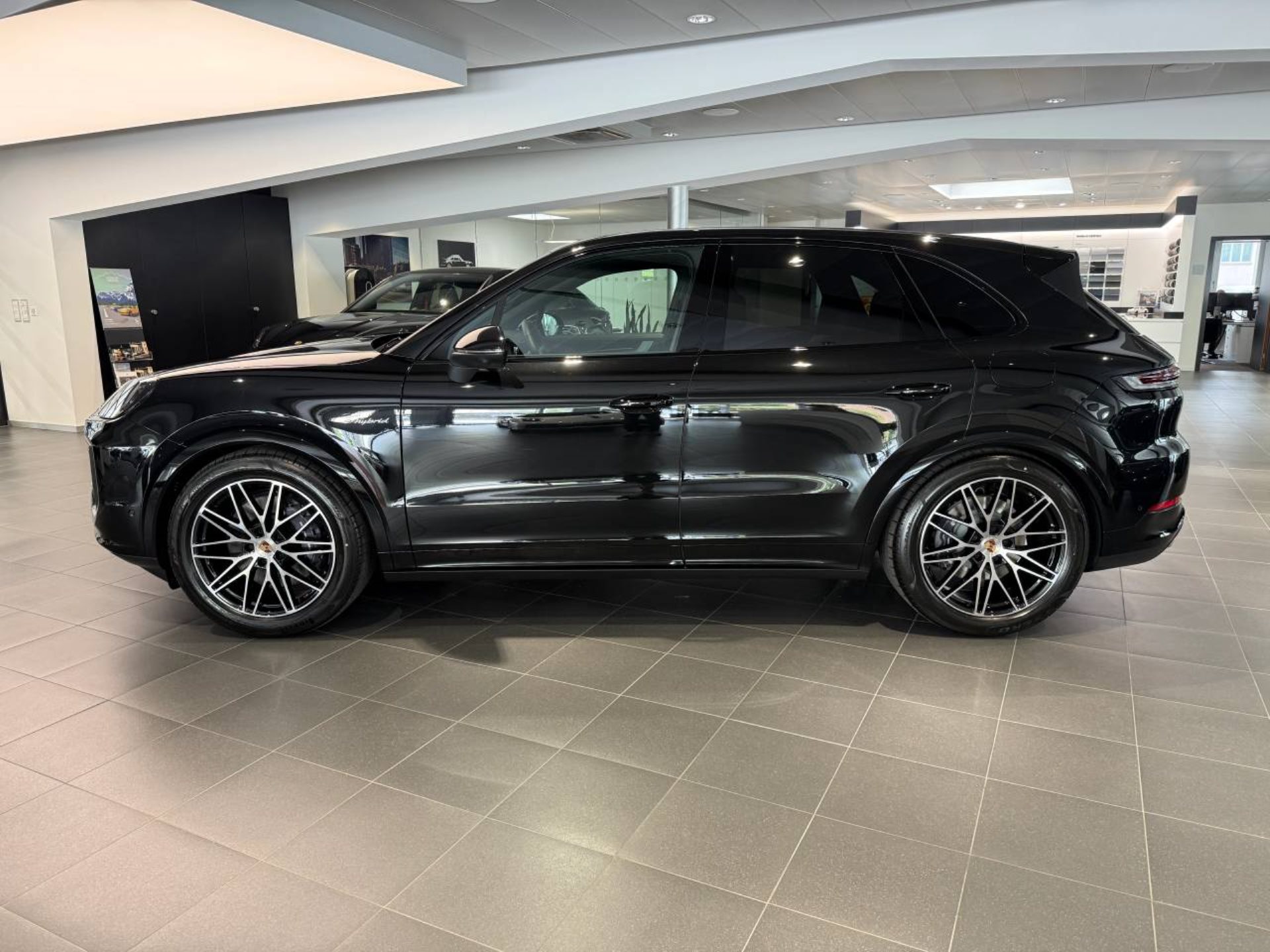 PORSCHE Cayenne E-Hybrid-image-1