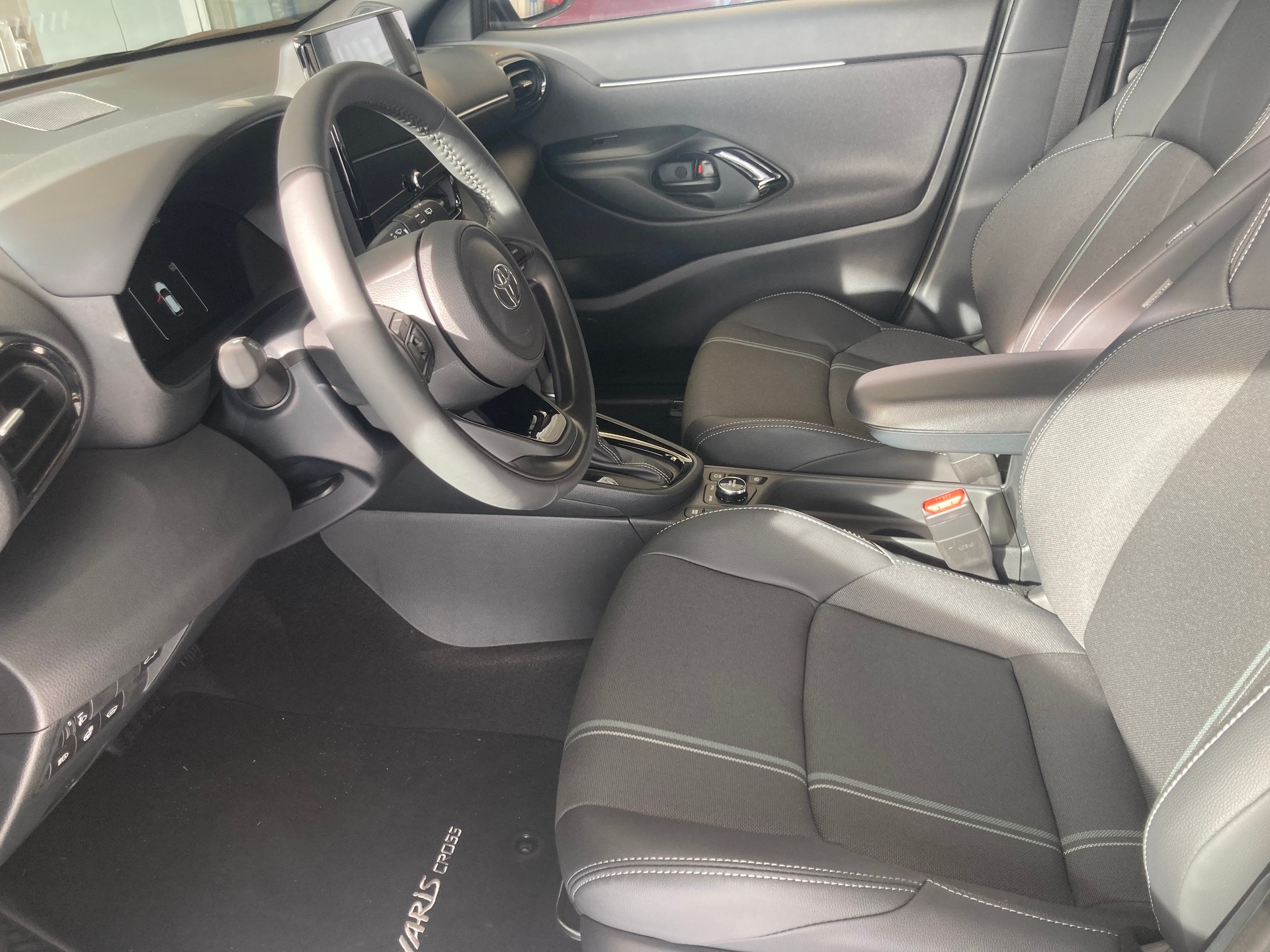 TOYOTA Yaris Cross 1.5 Premium AWDi e-CVT-image-8