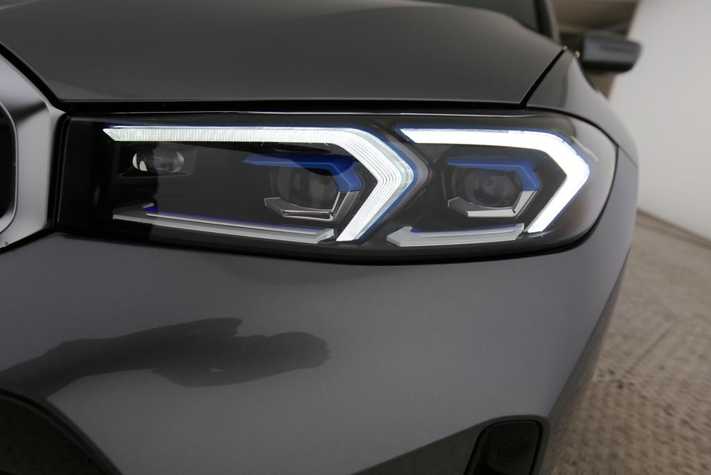 BMW 330d xDrive Touring-image-14