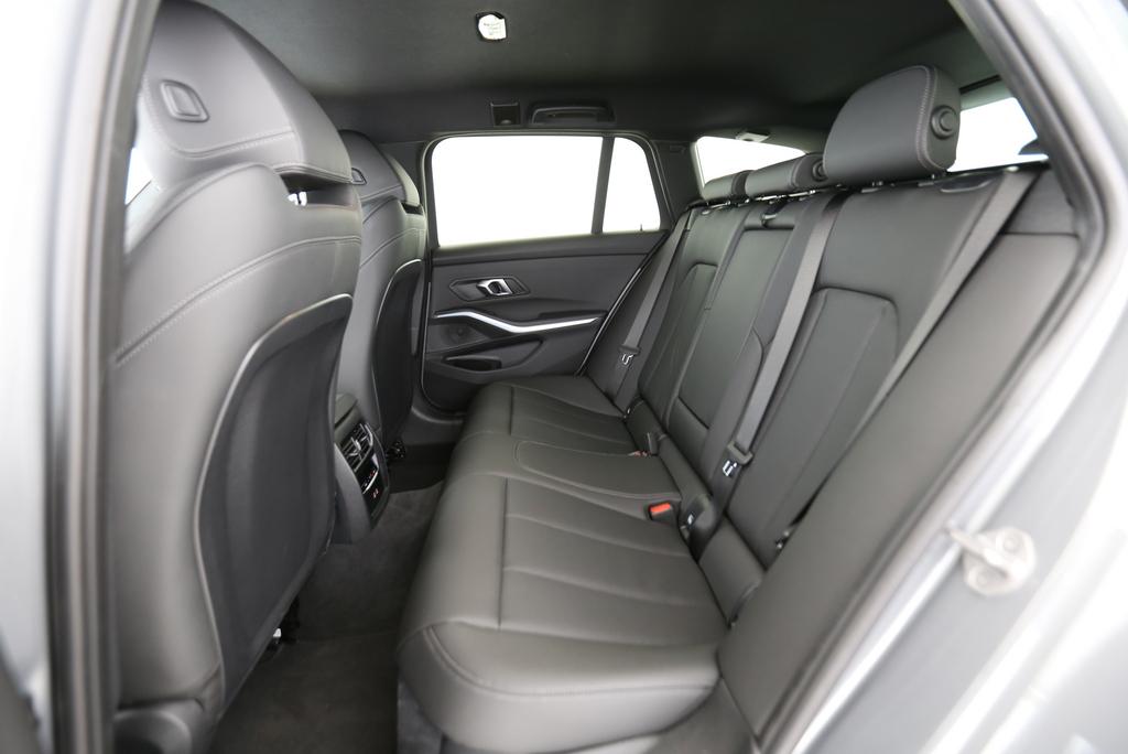BMW 330d xDrive Touring-image-11