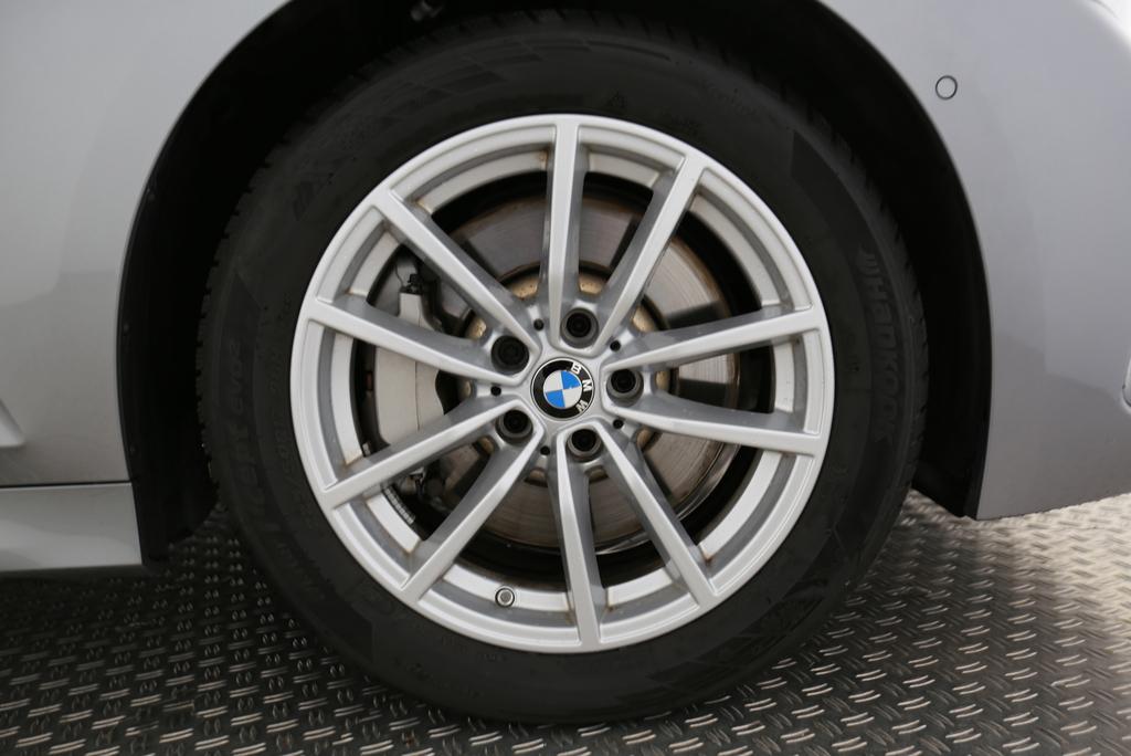 BMW 330d xDrive Touring-image-16