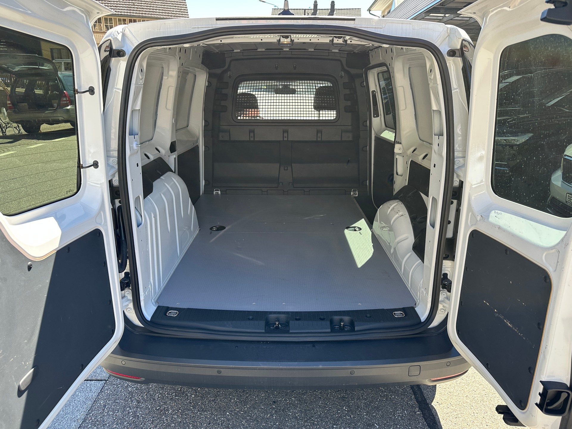 VW Caddy Cargo 1.5TSI Maxi-image-13
