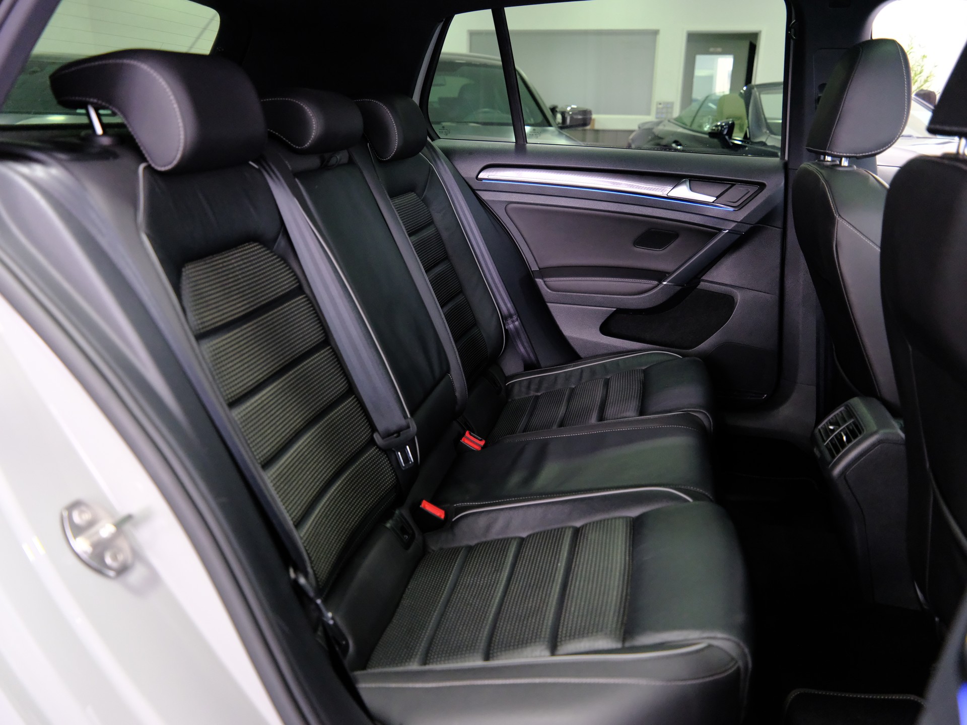 VW Golf 2.0 TSI R 4Motion DSG-image-15