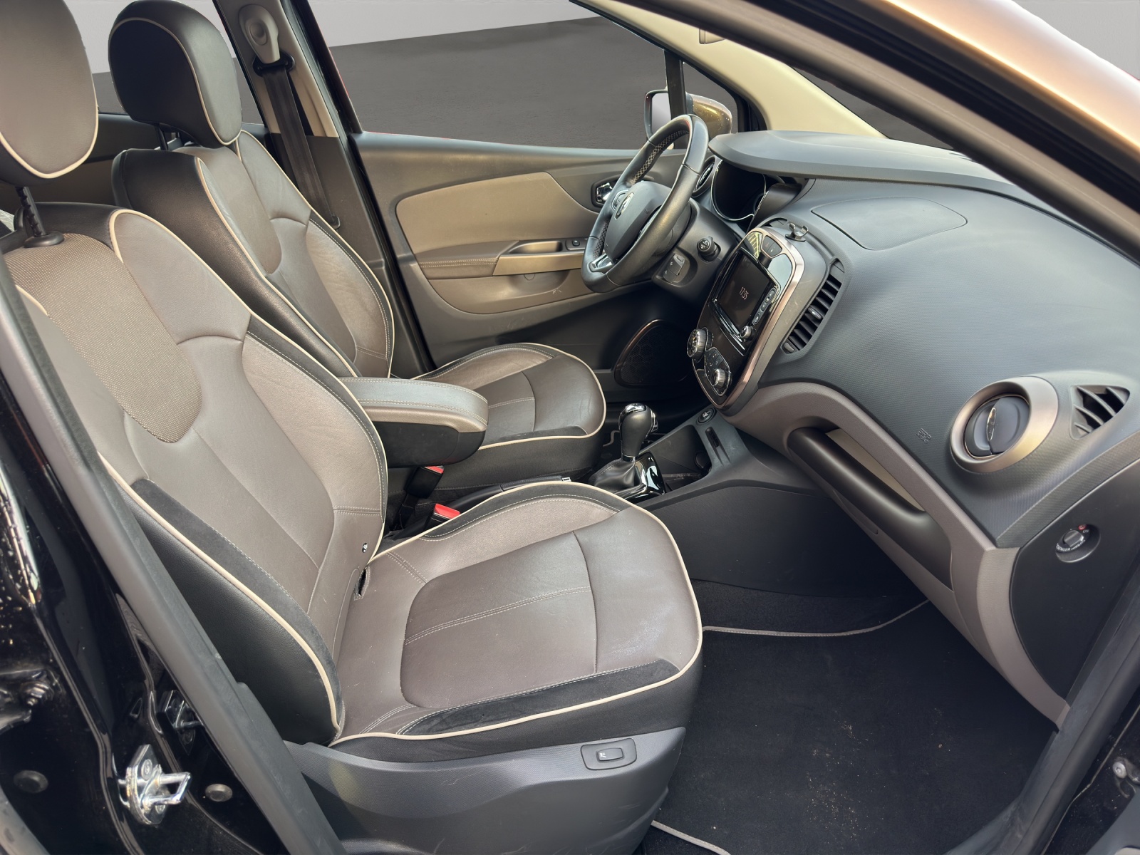 RENAULT Captur 1.2 T 16V Privilège EDC-image-18