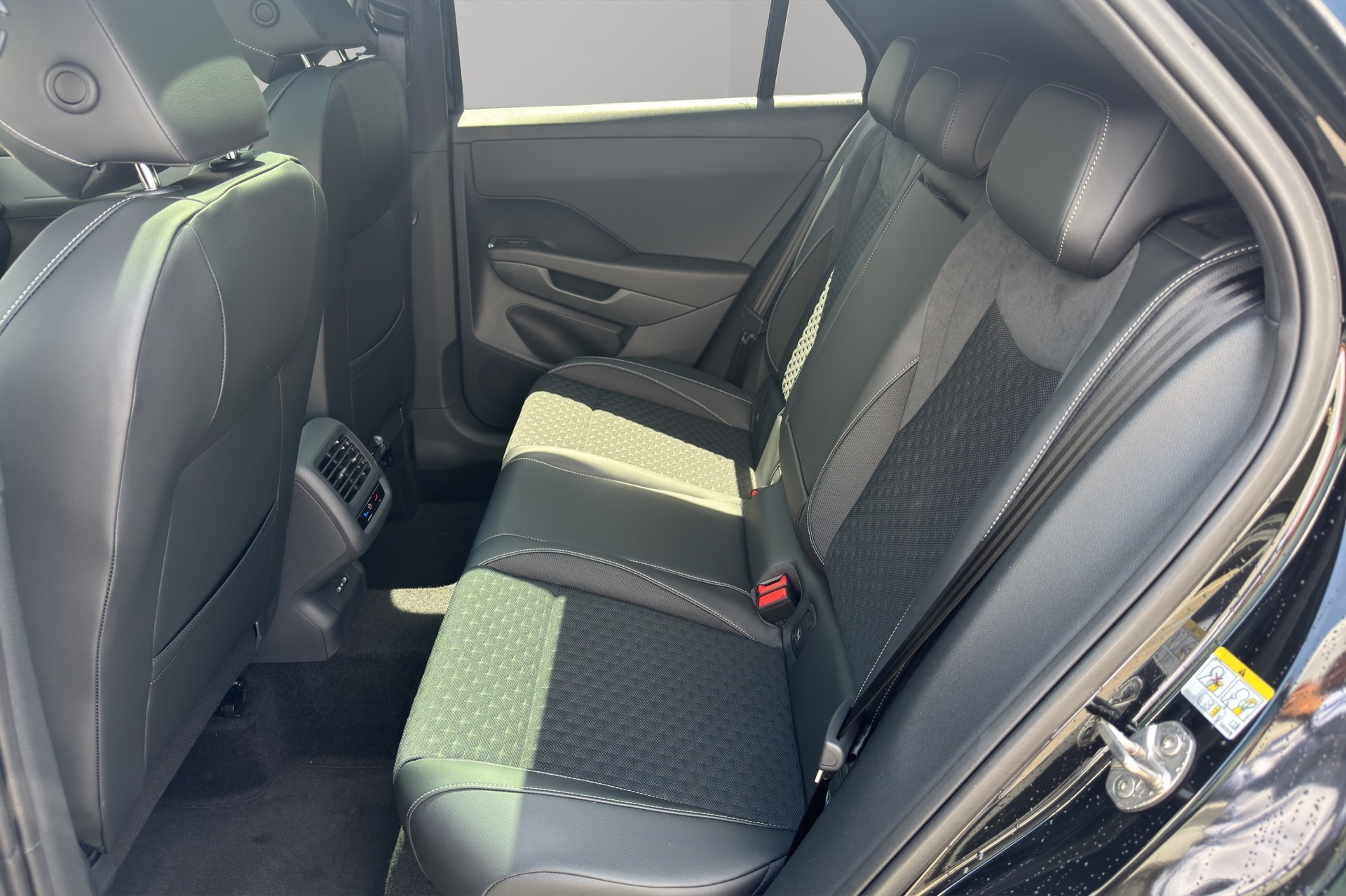 VW T-Roc 1.5 eTSI mHEV R-Line DSG-image-5