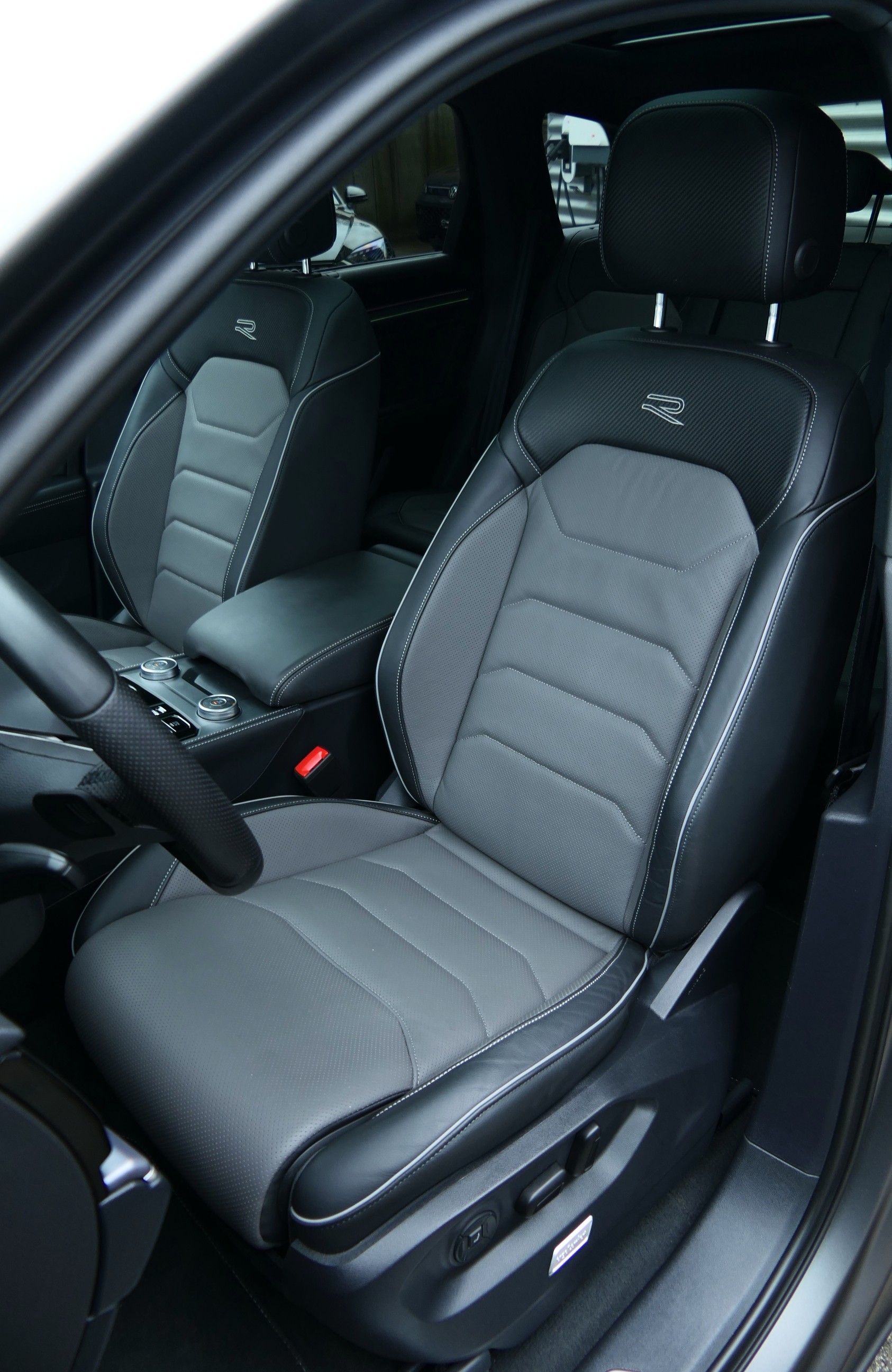 VW Touareg 3.0 TDI R-Line Tiptronic-image-5