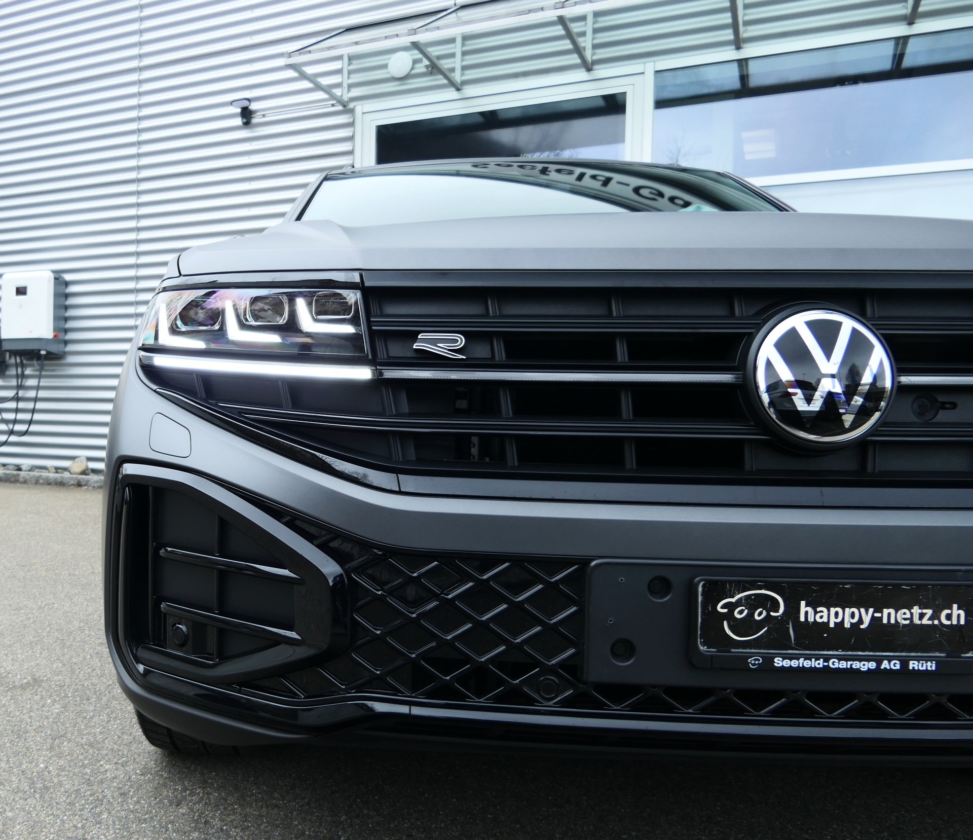 VW Touareg 3.0 TDI R-Line Tiptronic-image-2