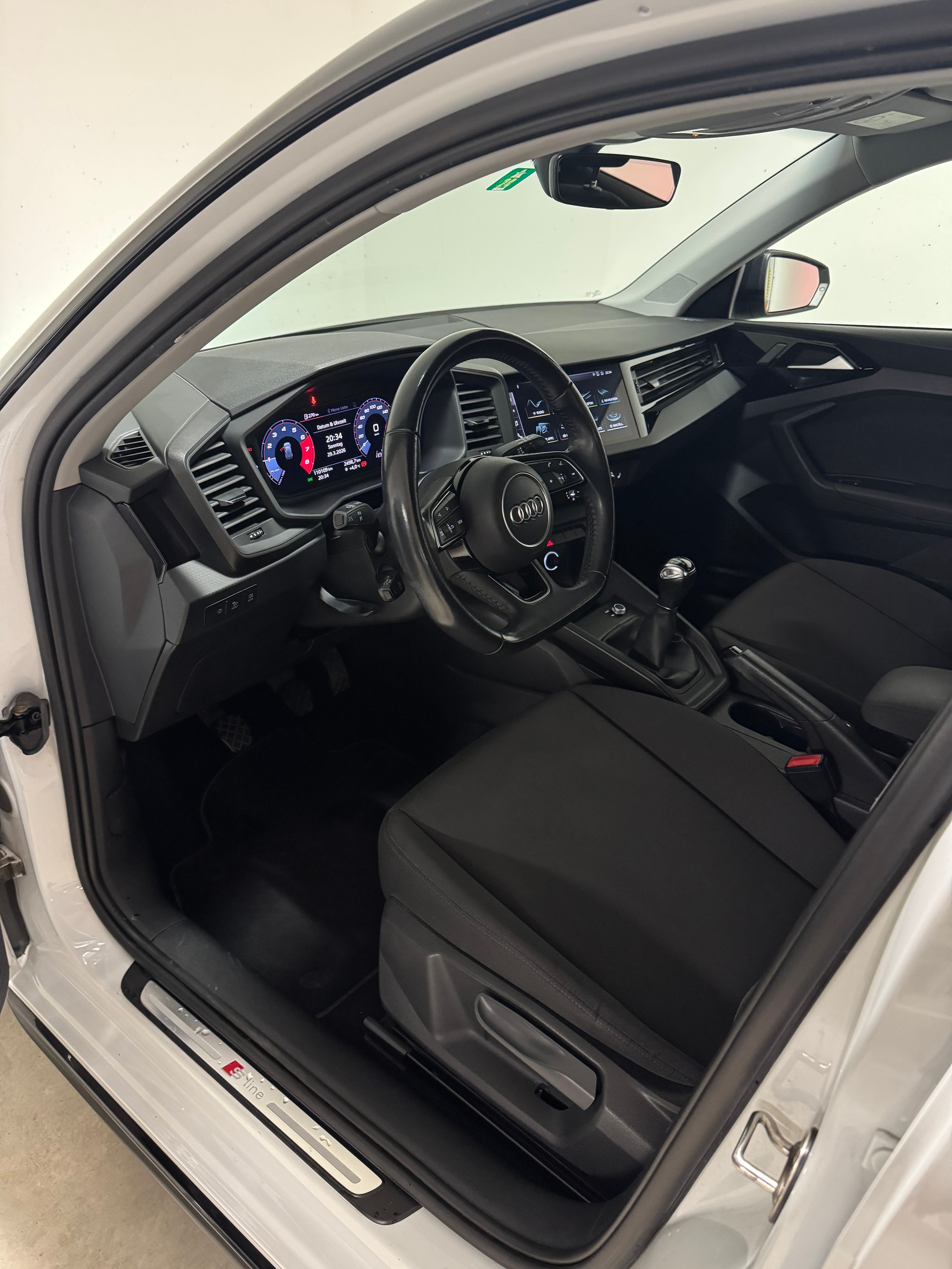 AUDI A1 Sportback 30 TFSI S Line-image-6