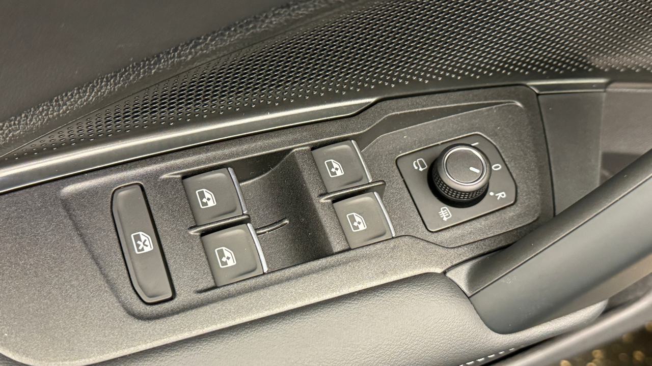 VW Tiguan 2.0 TDI SCR Elegance 4Motion DSG-image-8