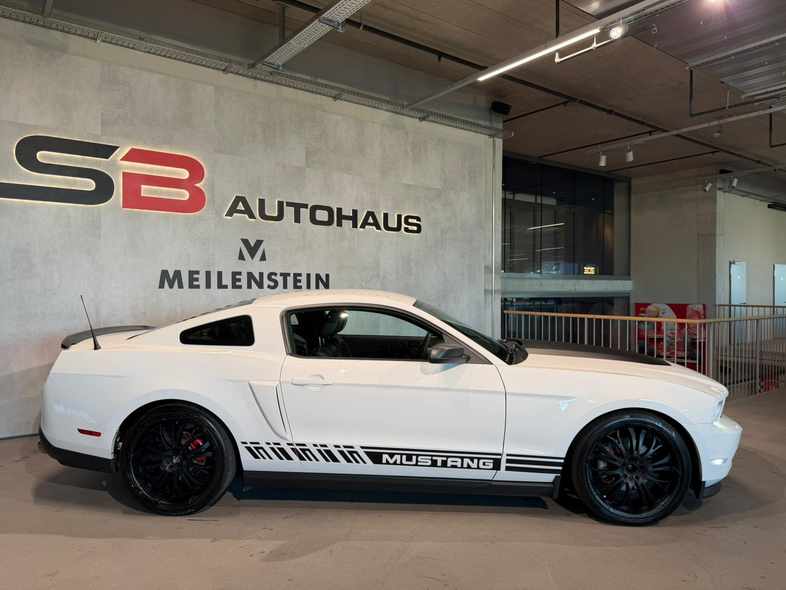 FORD Mustang GT 3.7 V6 Automatic-image-6