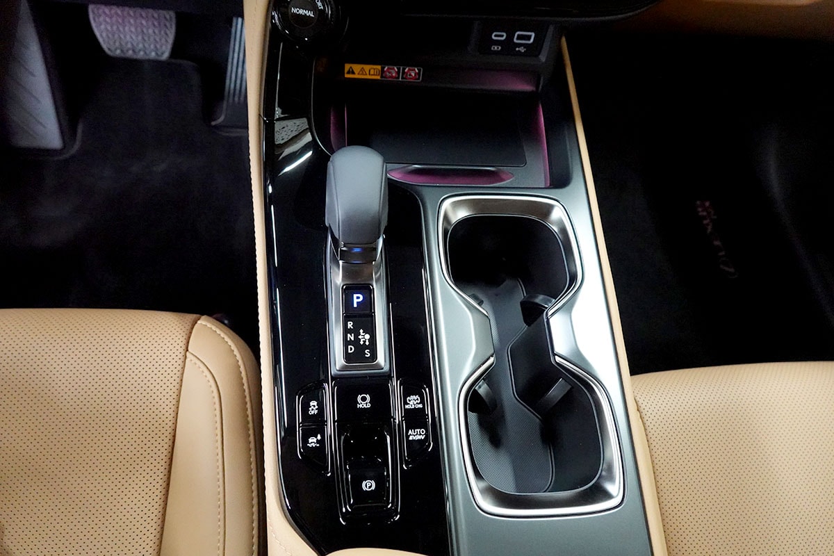 LEXUS NX 450h+ E-FOUR Comfort Pack Interieur-image-19