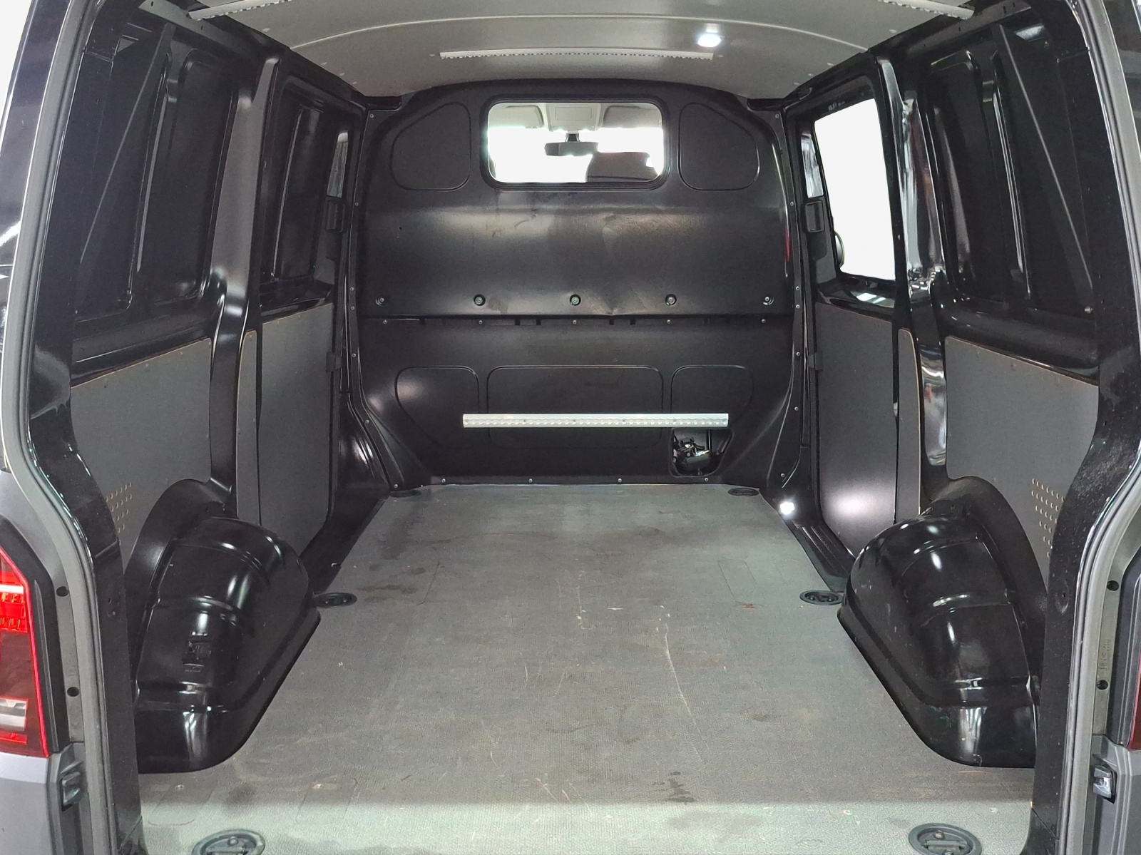 VW T6.1 2.0 TDI DSG-image-12