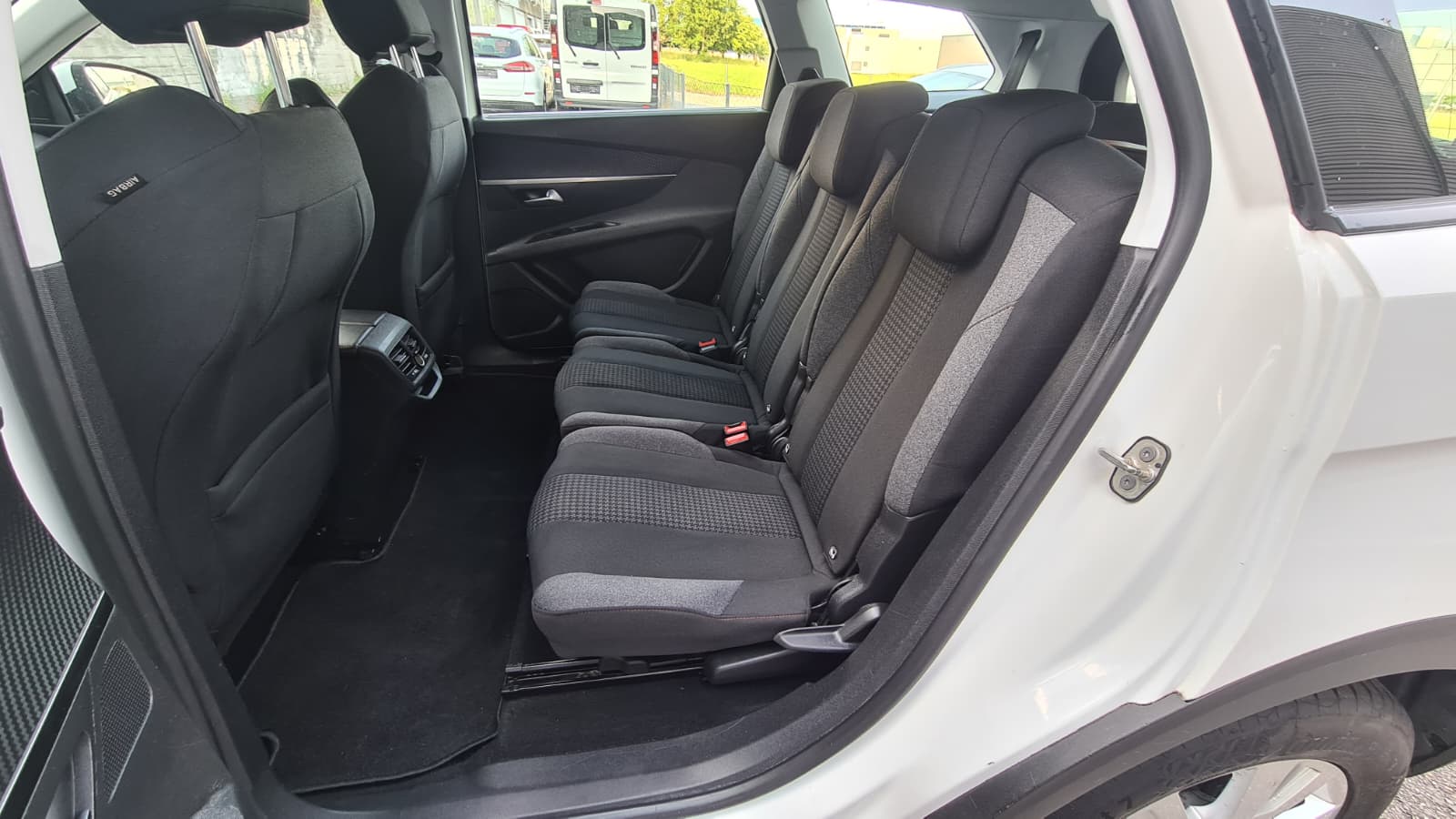 PEUGEOT 5008 1.5 BlueHDi Business Line ETA ** Gr-Navi ** RF-Kamera ** Sitzheizung ** Tempomat ** Frisch Ab MFK & Service **-image-17