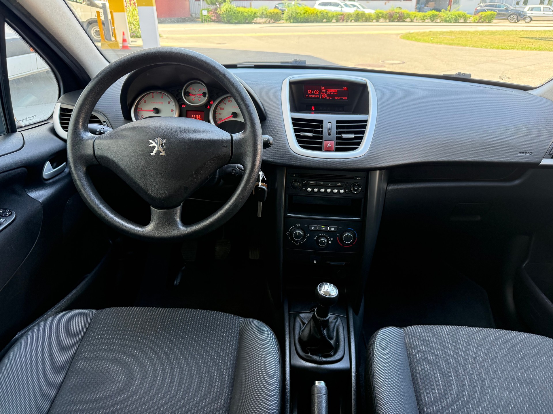 PEUGEOT 207 1.4 16V SWISS EDITION-image-6